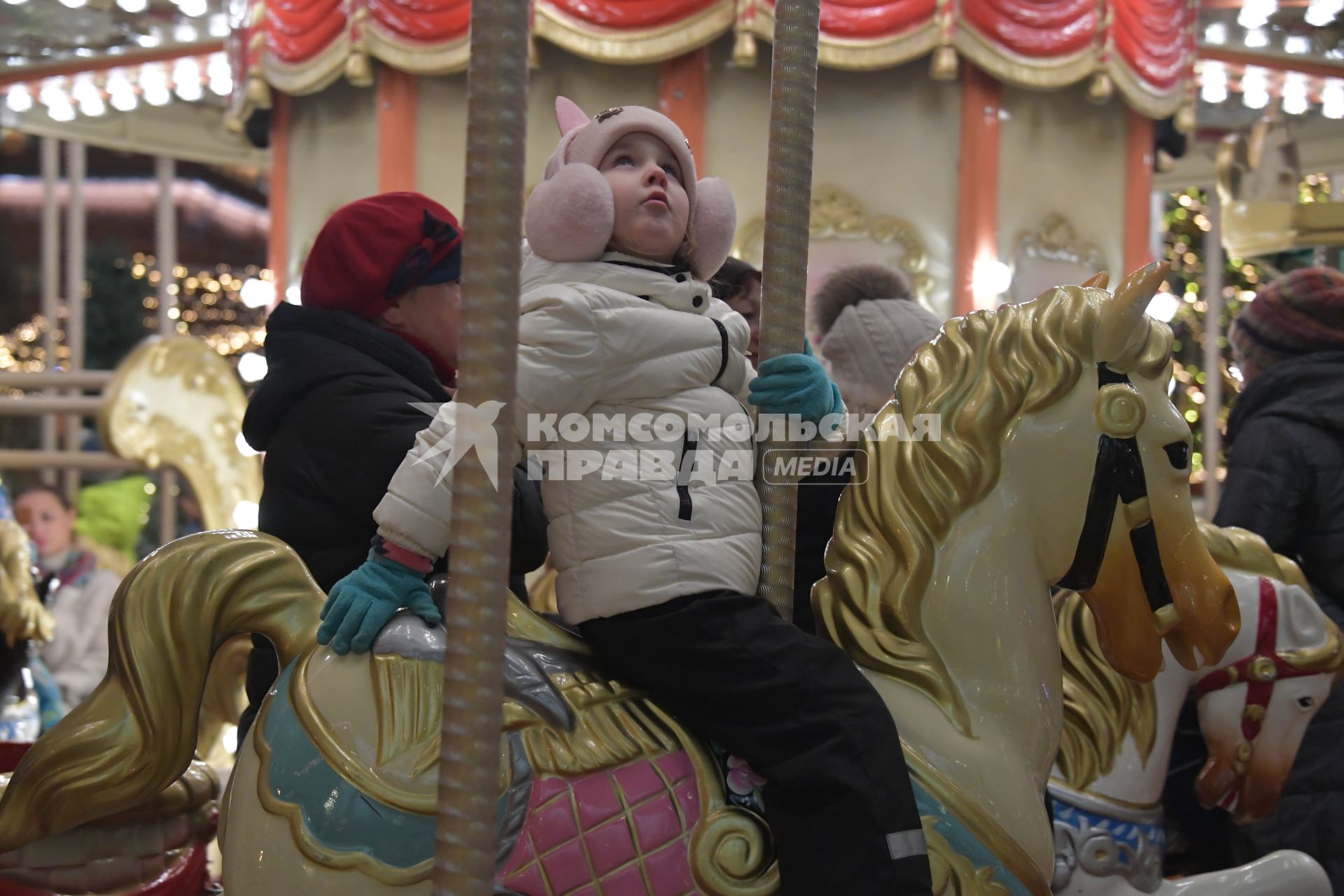 Москва.  Фестиваль `Путешествие в Рождество` на Манежной площади.