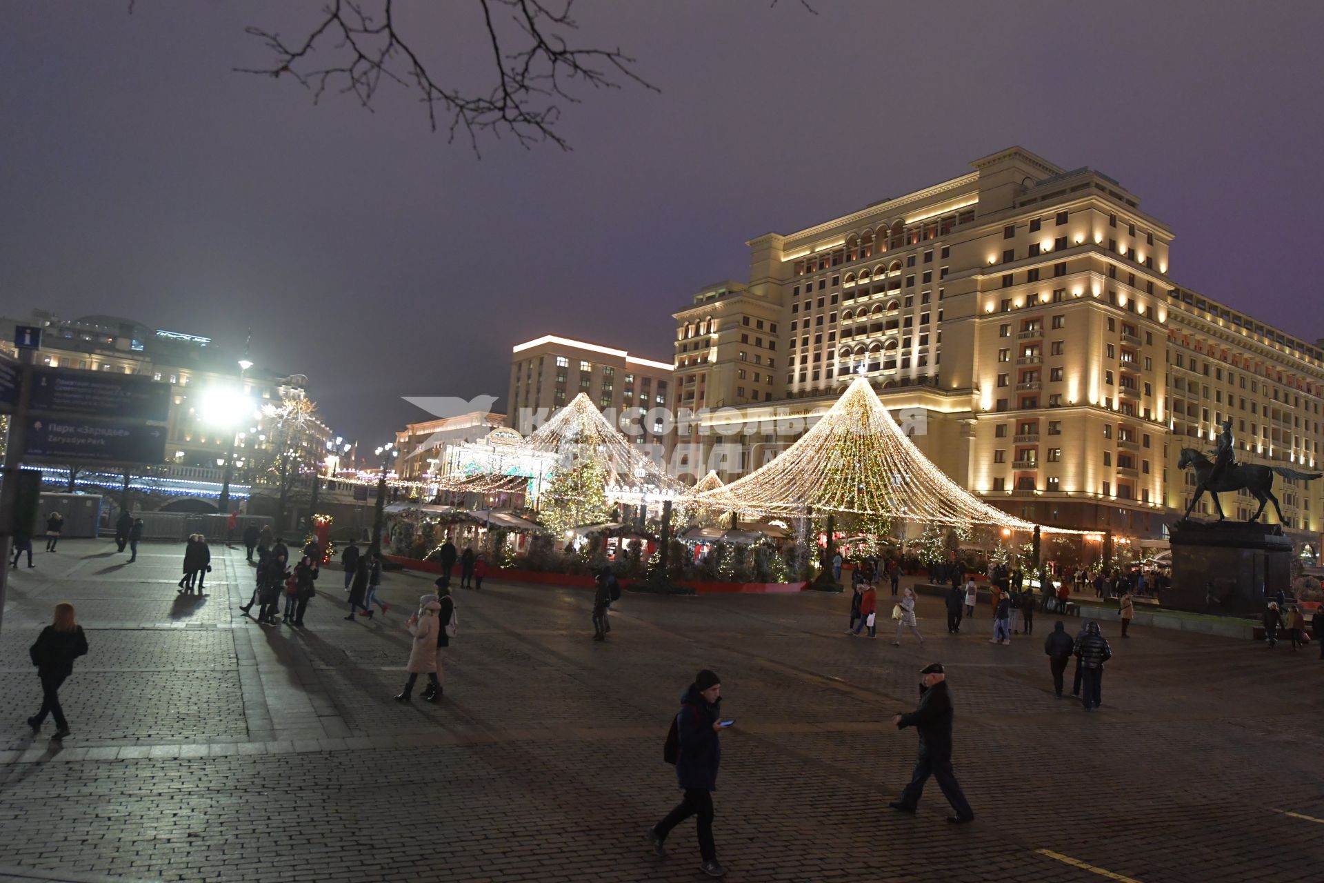 Москва.  Фестиваль `Путешествие в Рождество` на Манежной площади.