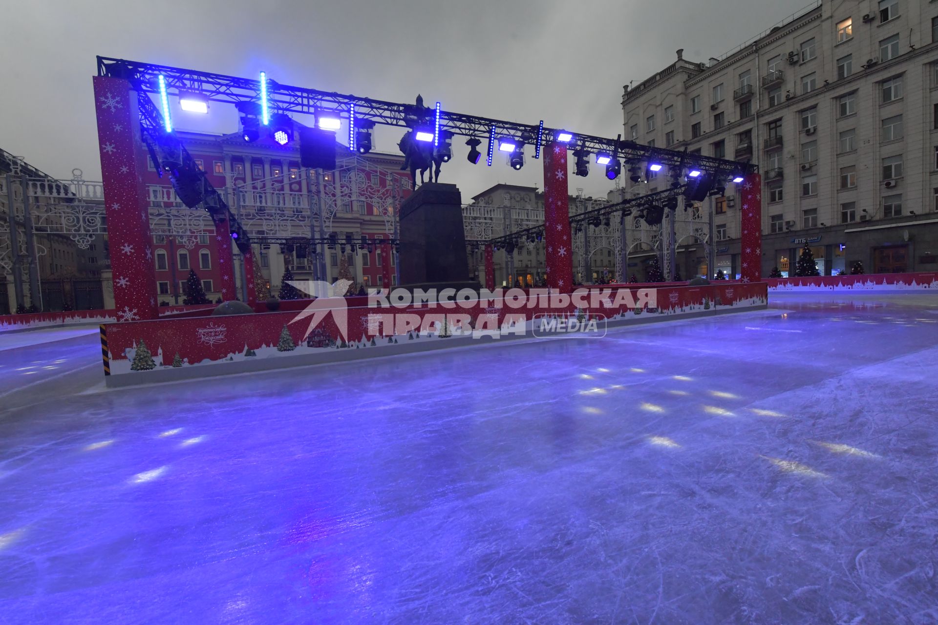 Москва. Подготовка катка для фестиваля `Путешествие в Рождество`.