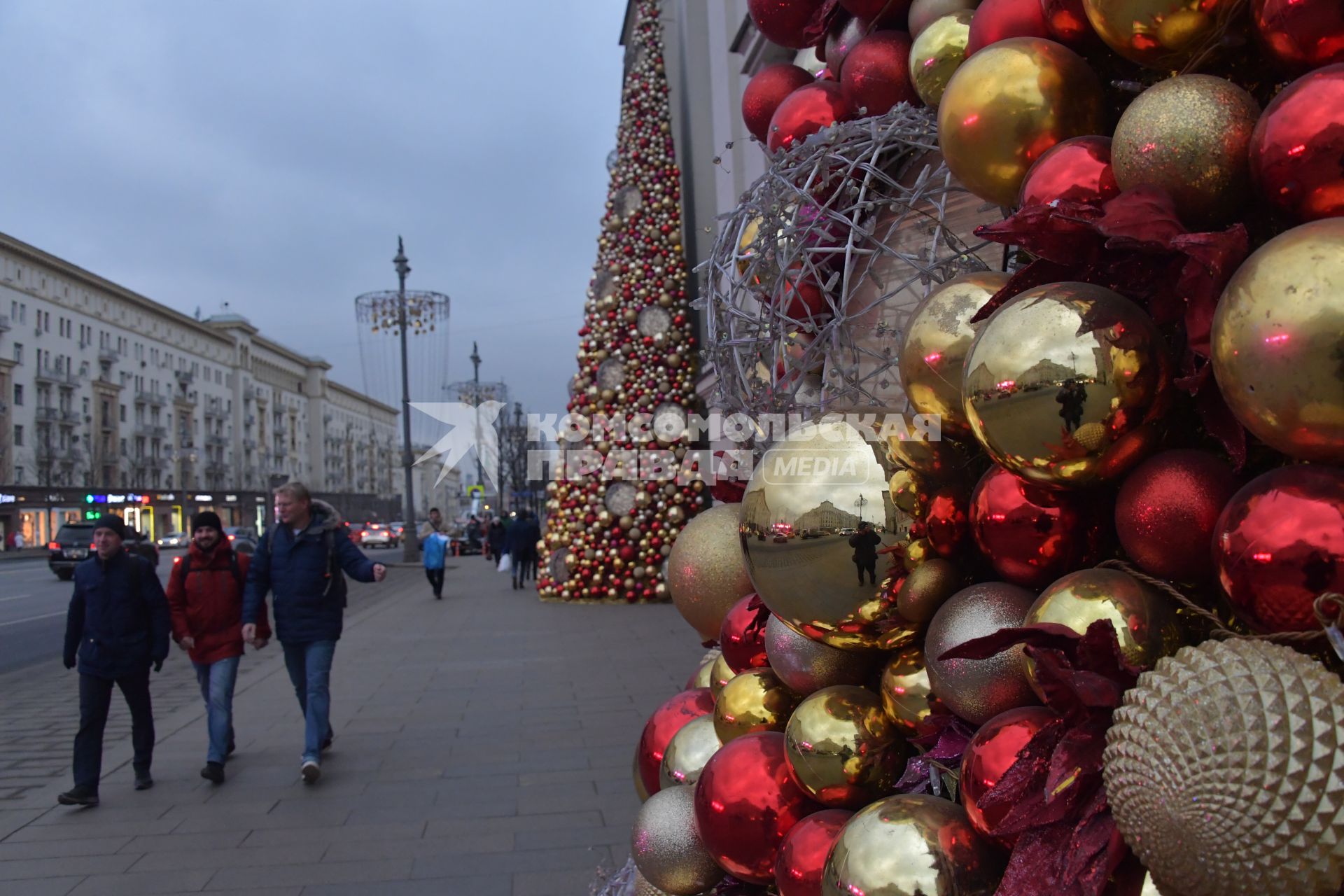 Москва. Новогоднее украшение Тверской улицы.