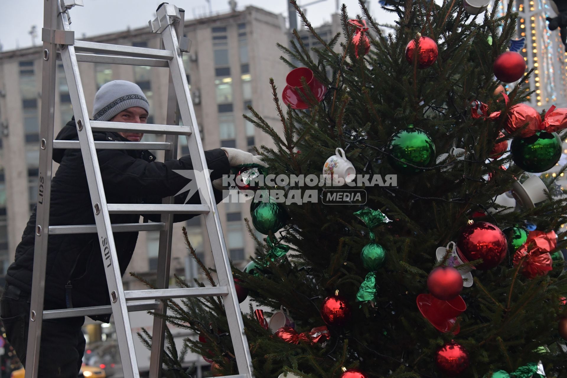 Москва. Новогоднее украшение Тверской улицы.