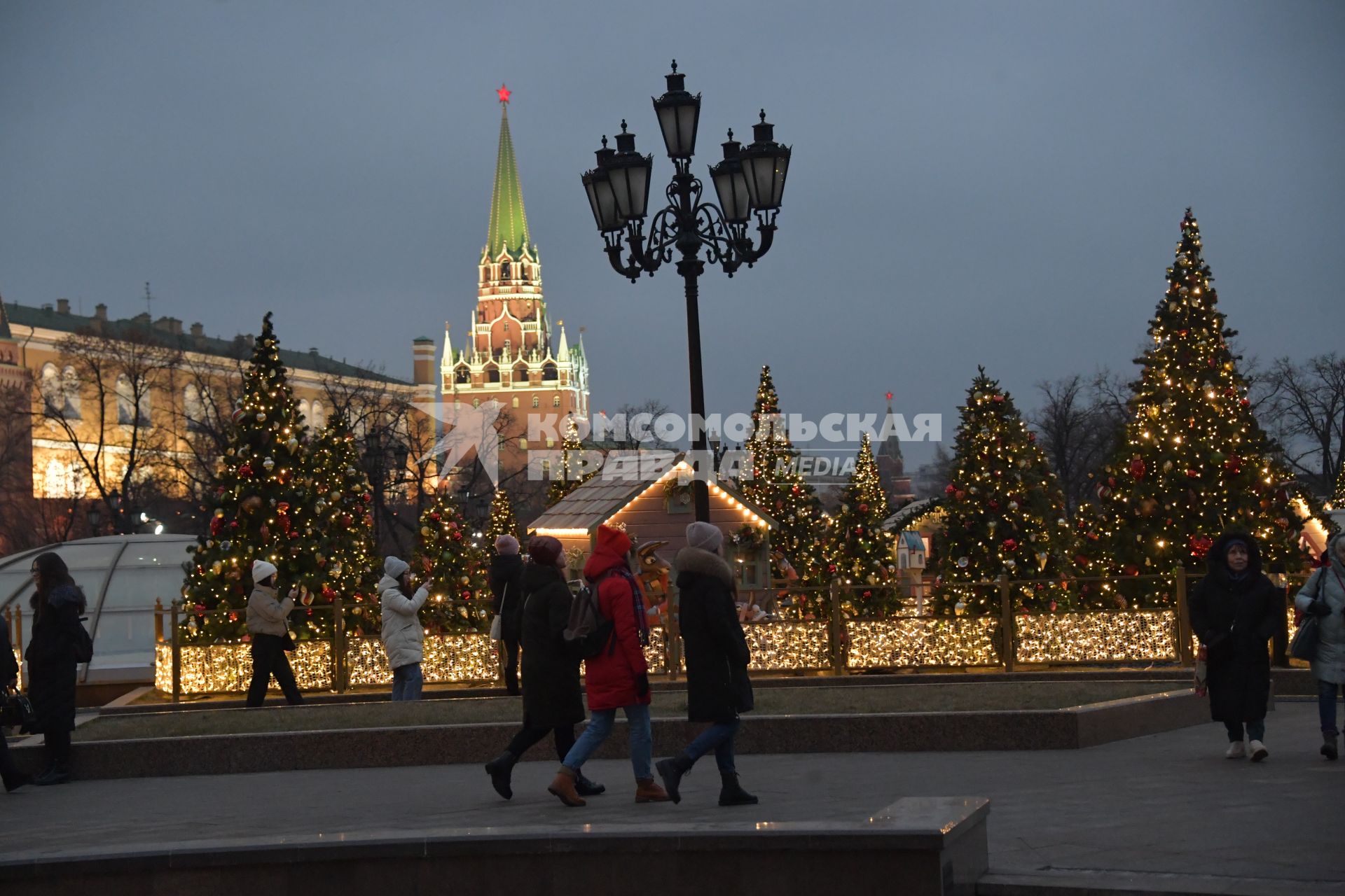 Москва.  Фестиваль `Путешествие в Рождество` на Манежной площади.