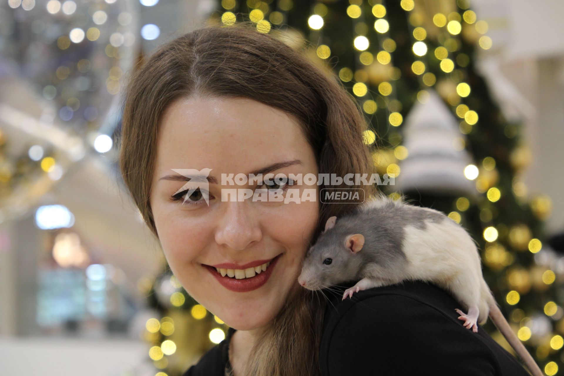 Иркутск. Девушка с крысой у новогодней елки.