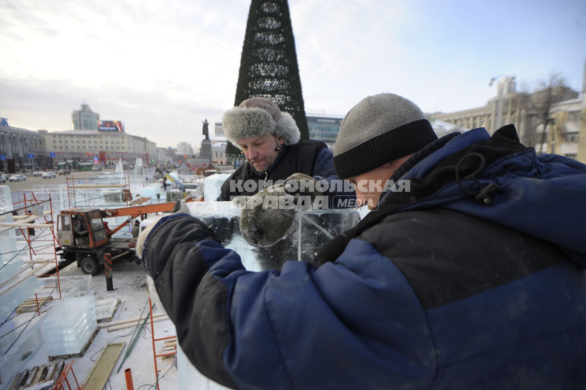 Екатеринбург. Рабочие во время стоительства ледового городка на площади 1905 года