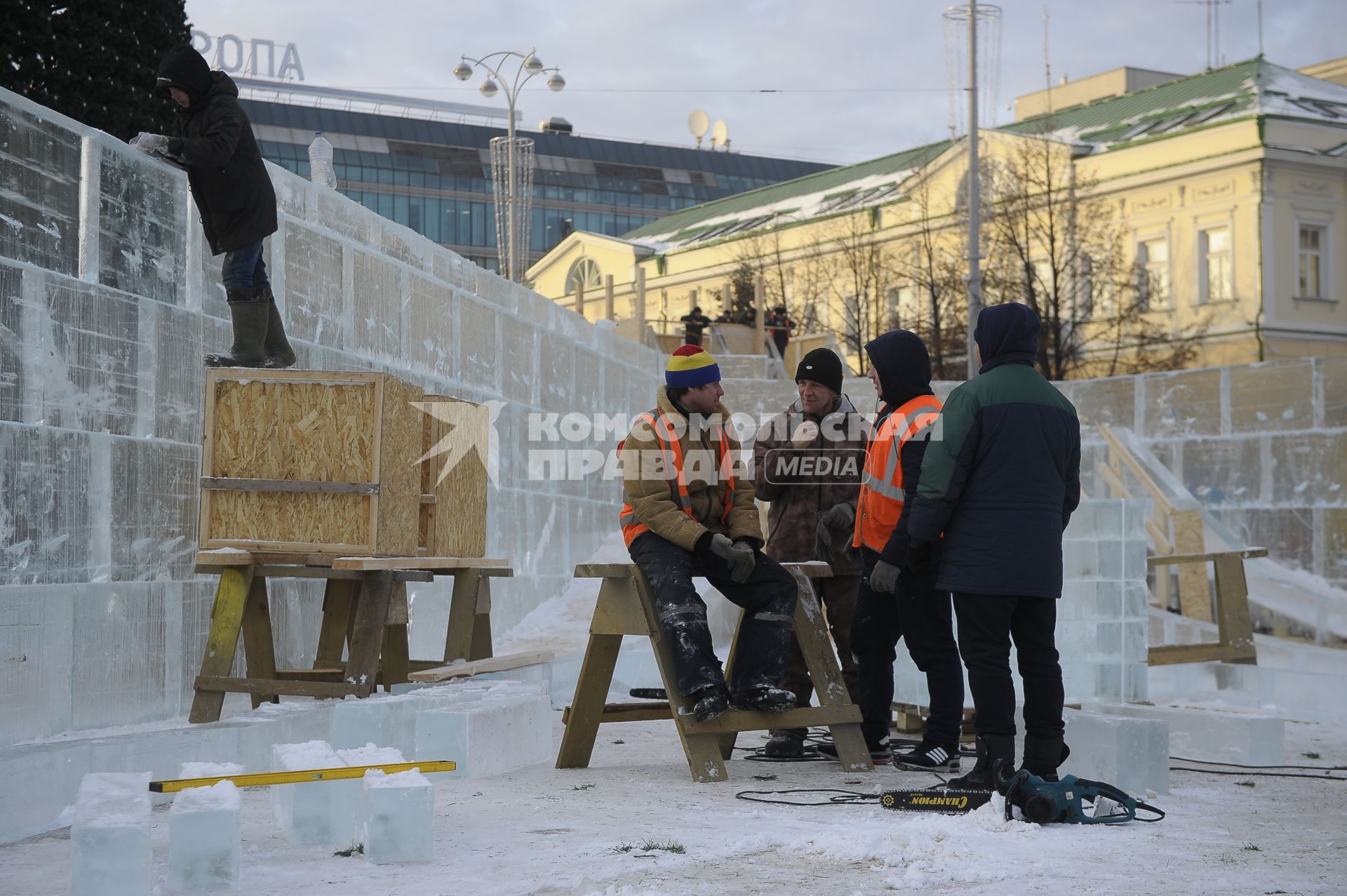 Екатеринбург. Рабочие во время стоительства ледового городка на площади 1905 года