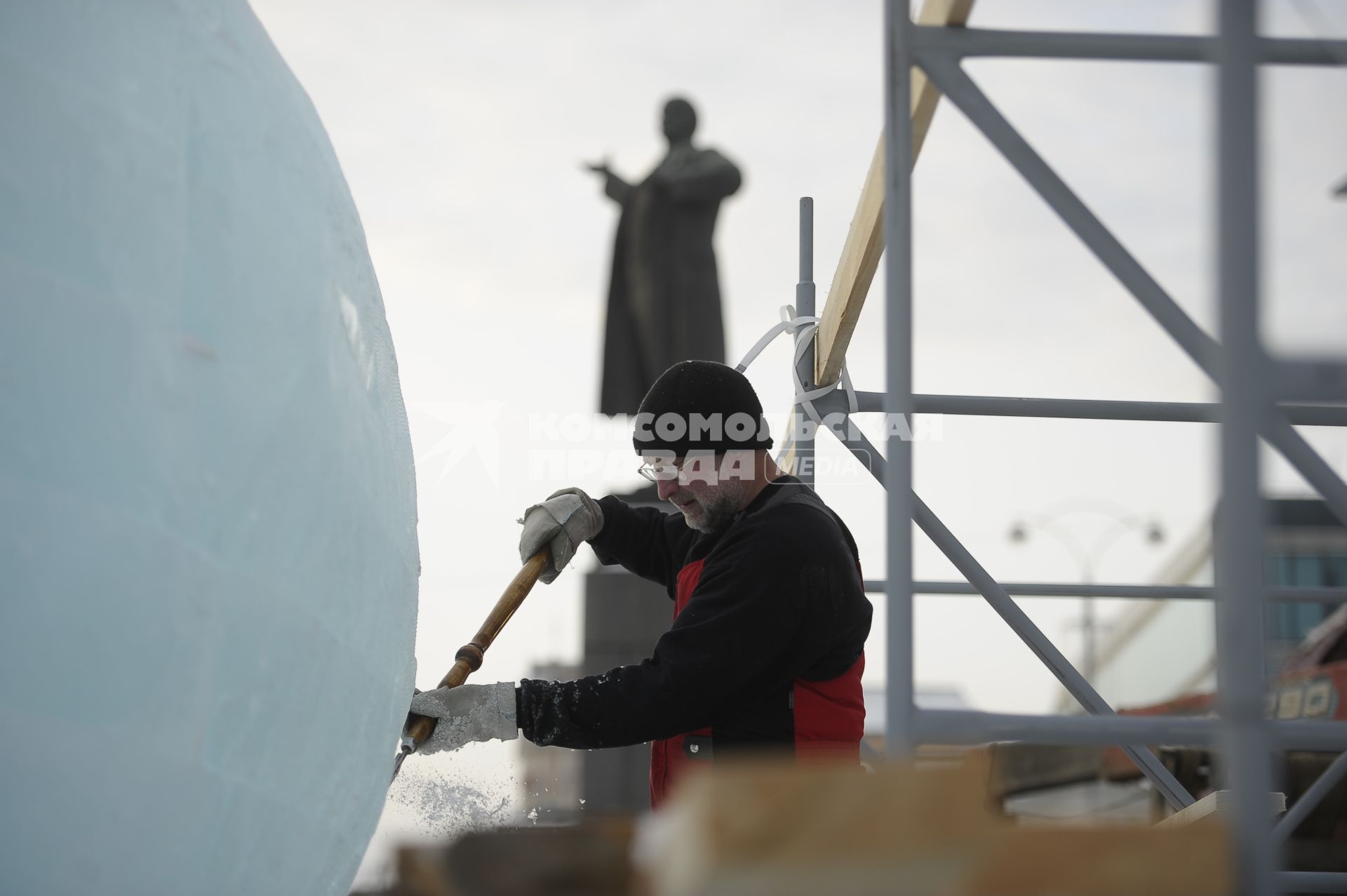 Екатеринбург. Рабочие во время стоительства ледового городка на площади 1905 года