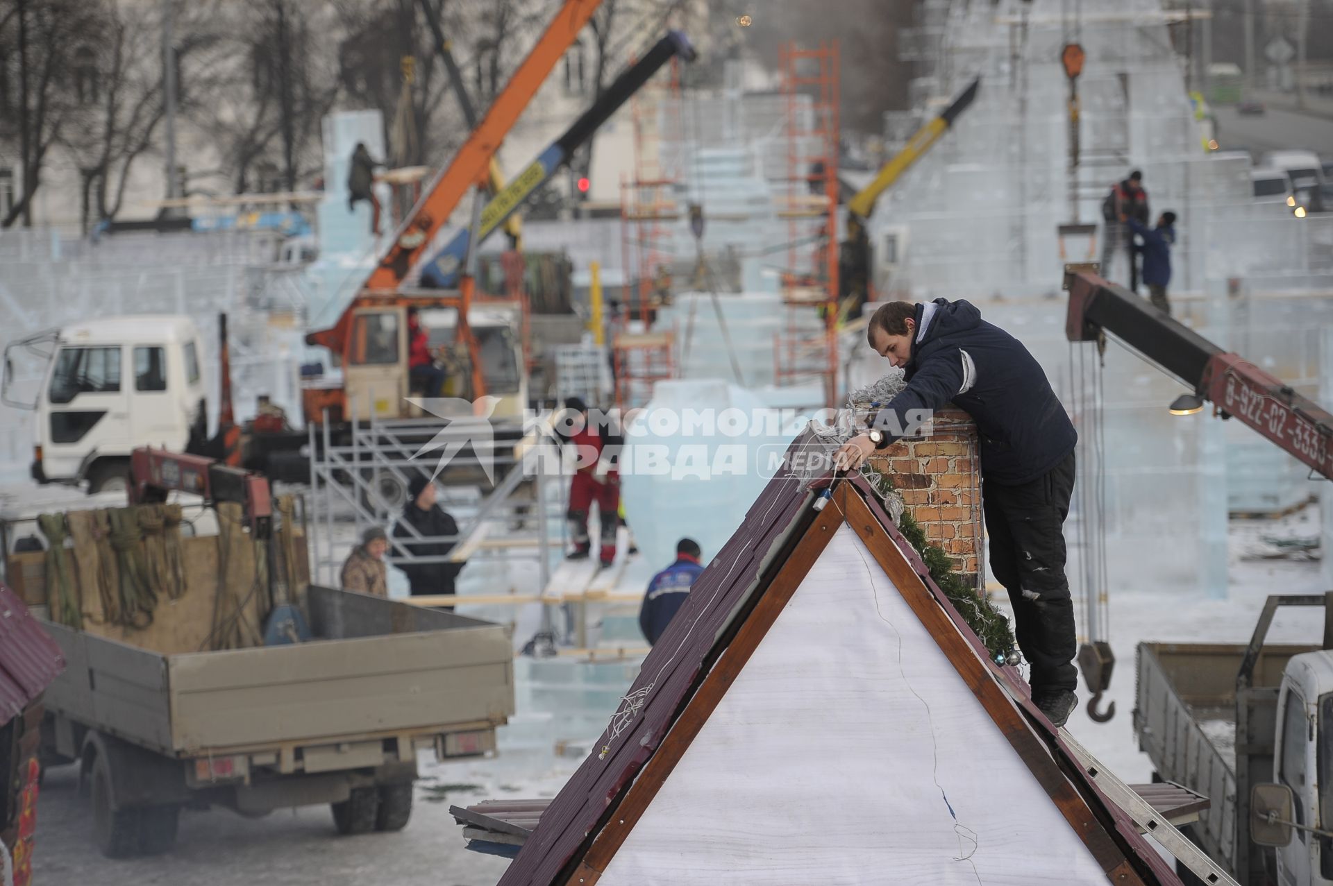 Екатеринбург. Рабочие во время стоительства ледового городка на площади 1905 года