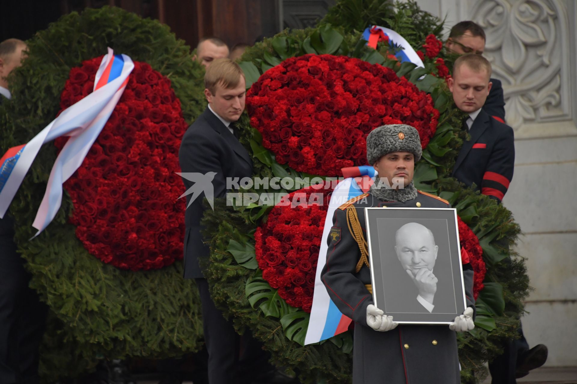 Москва. Вынос гроба с телом бывшего мэра Москвы Юрия  Лужкова после церемонии прощания  в храме Христа Спасителя.