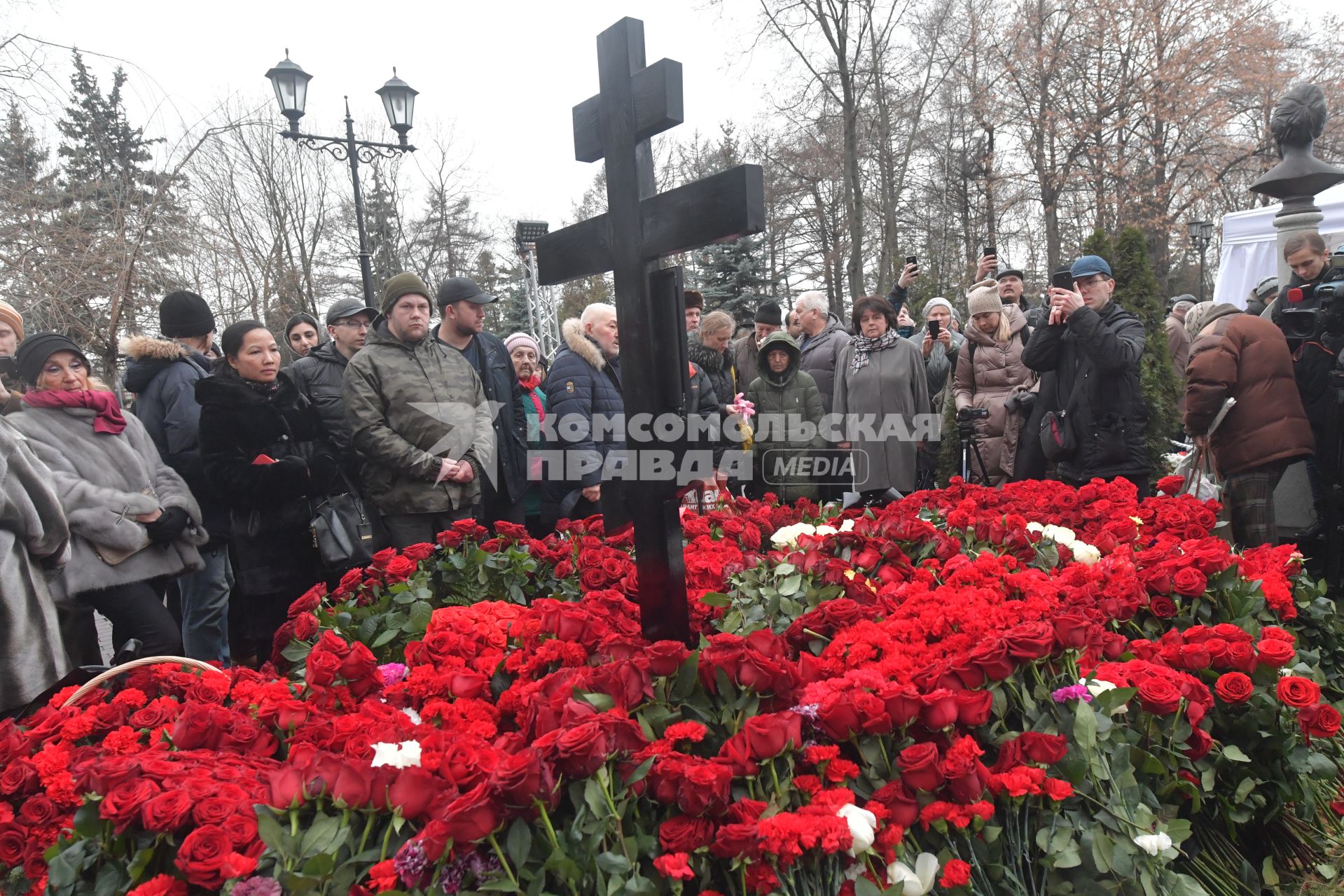 Москва. Могила бывшего мэра Москвы Юрия Лужкова на Новодевичьем кладбище.