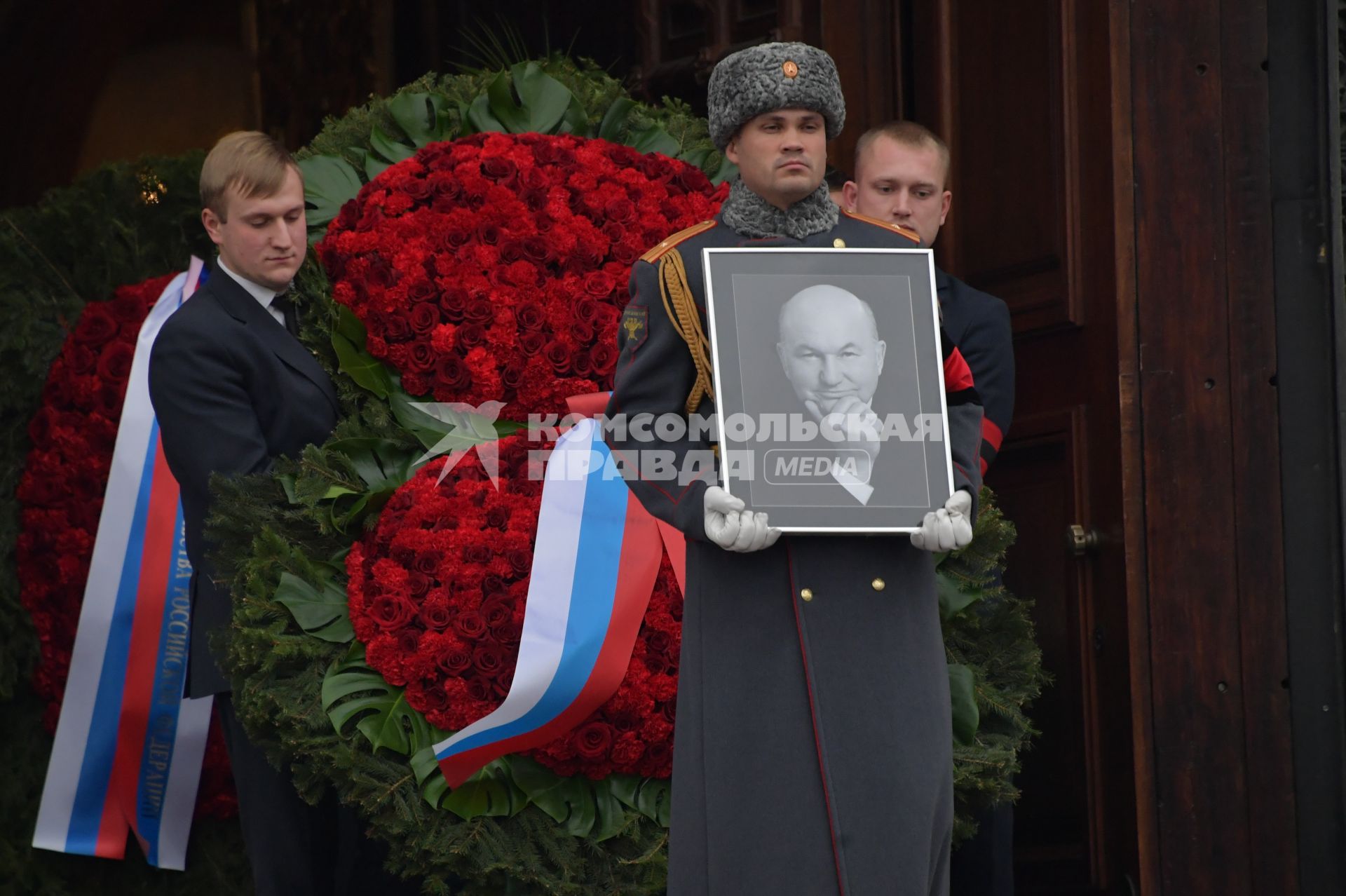 Москва. Вынос гроба с телом бывшего мэра Москвы Юрия  Лужкова после церемонии прощания  в храме Христа Спасителя.