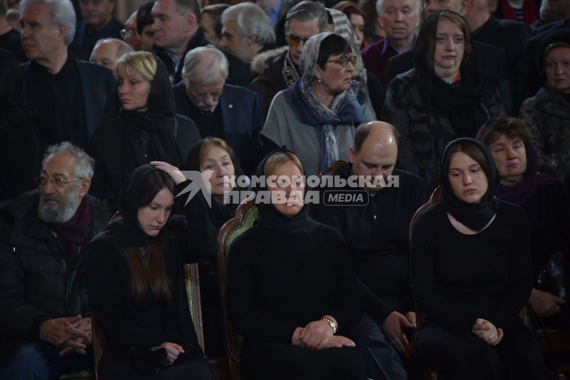 Москва. Вдова Юрия Лужкова  Елена Батурина ( в центре) с дочерьми Еленой (слева)  и Ольгой (справа)  на церемонии прощания с бывшим  мэрм Москвы Юрием Лужковым в храме Христа Спасителя.