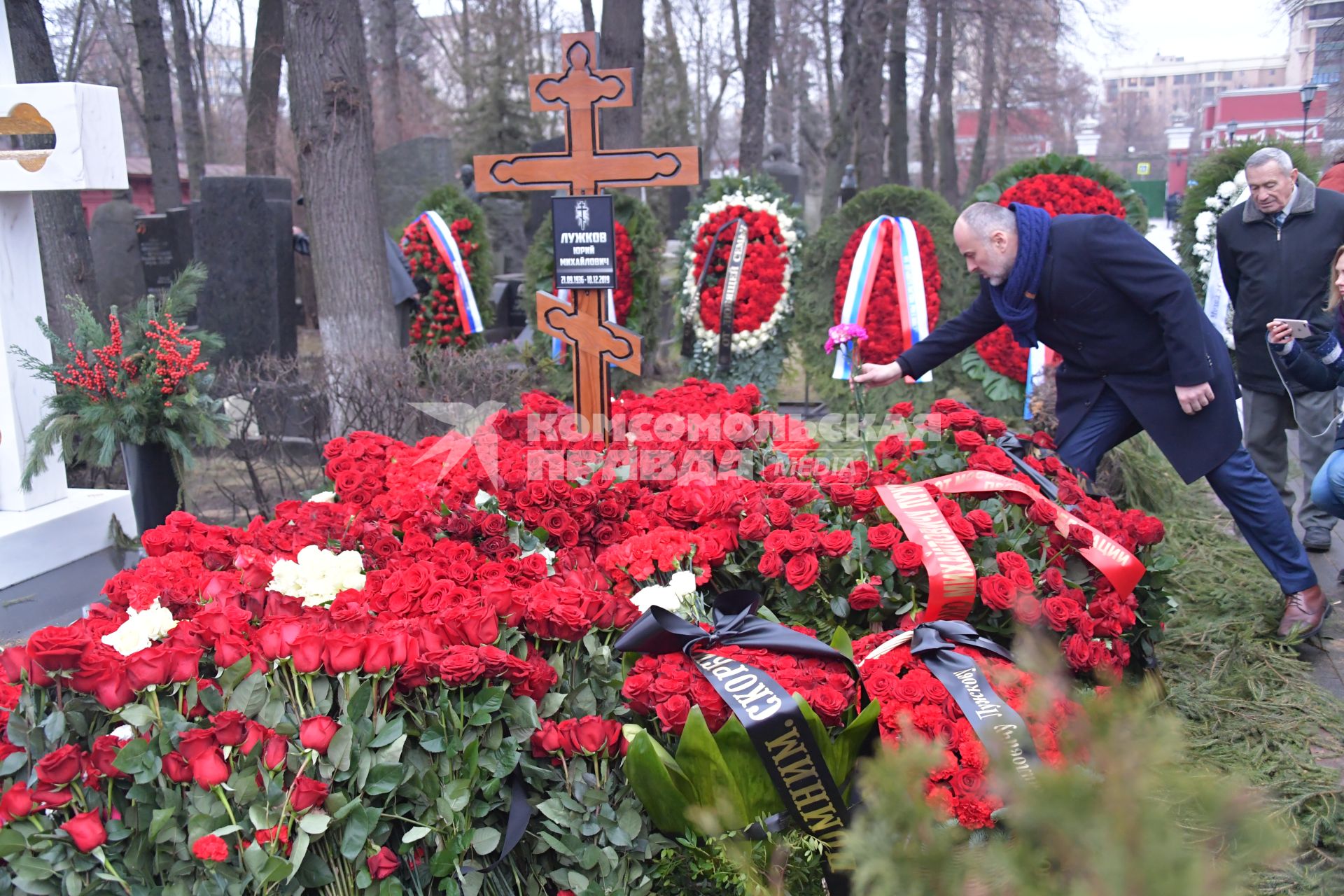 Москва. Могила бывшего мэра Москвы Юрия Лужкова на Новодевичьем кладбище.