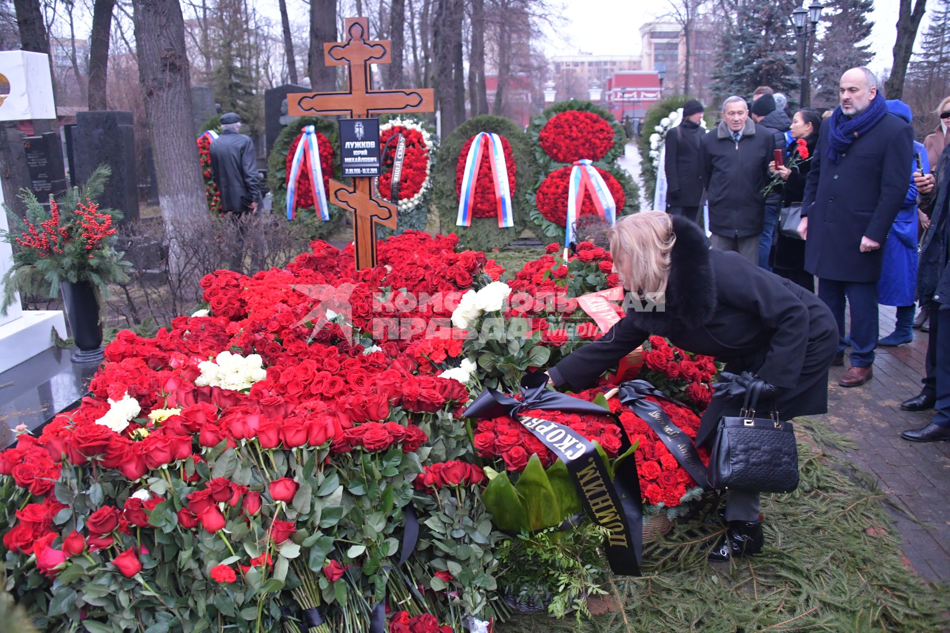 Москва. Могила бывшего мэра Москвы Юрия Лужкова на Новодевичьем кладбище.