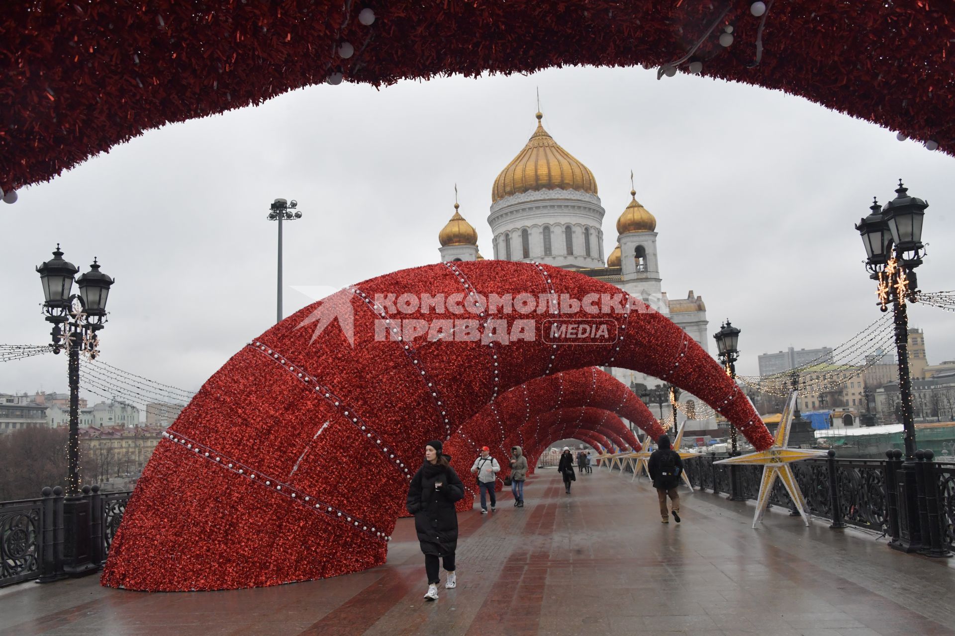 Москва. Новогоднее оформление Патриаршего моста.