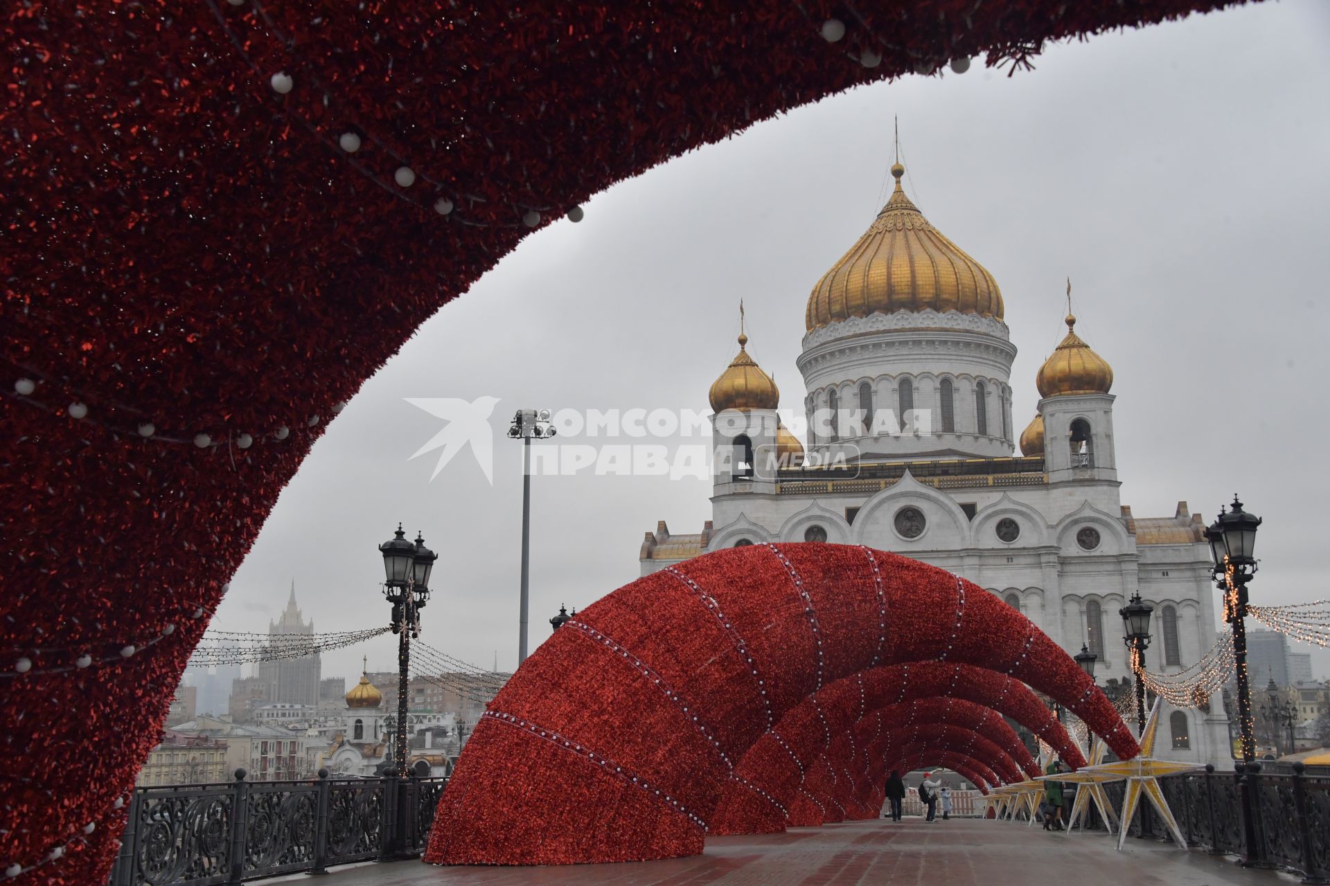 Москва. Новогоднее оформление Патриаршего моста.