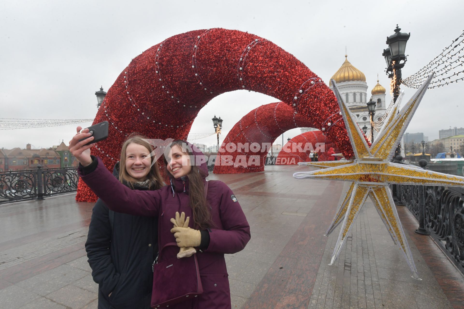 Москва. Новогоднее оформление Патриаршего моста.