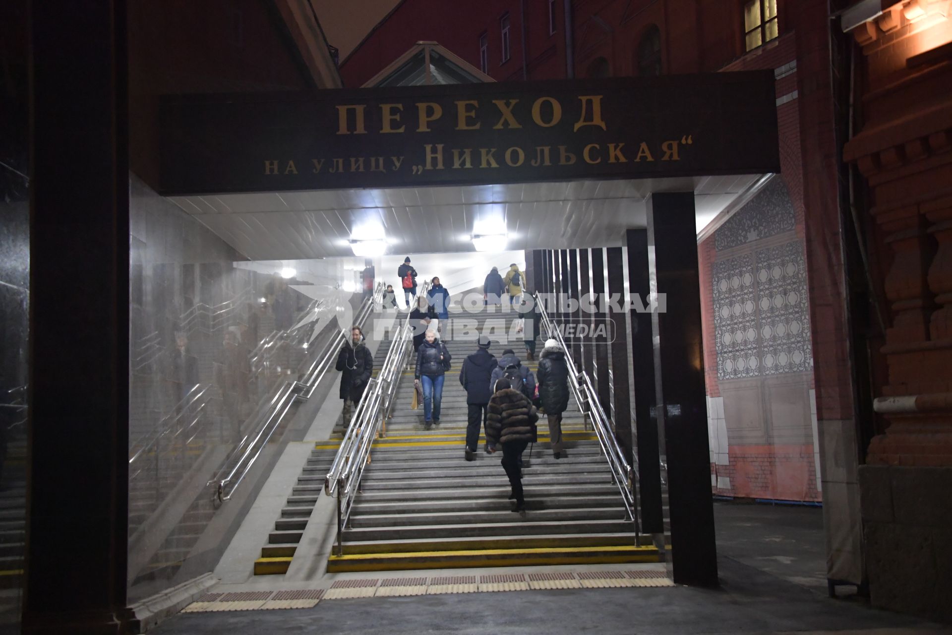 Москва.  Открытие перехода между площадью Революции и Никольской улицей.