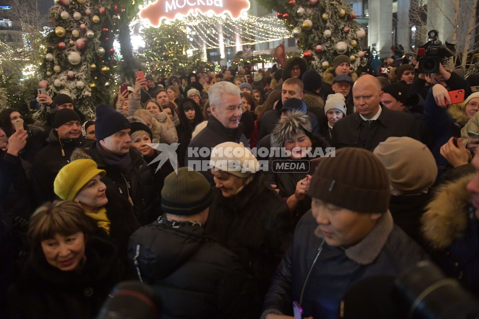 Москва. Мэр Москвы Сергей Собянин посетил фестиваль `Путешествие в Рождество`на Манежной площади.