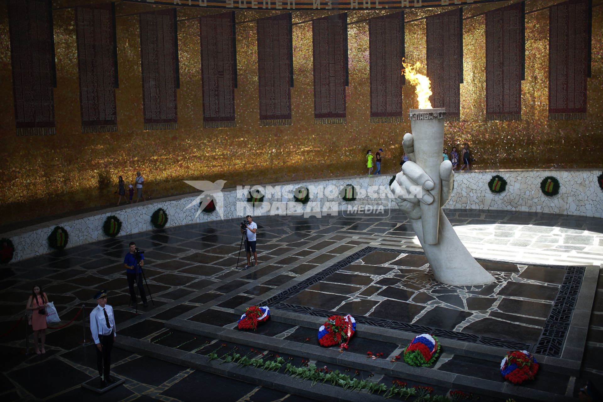 Волгоград. Вечный огонь в зале воинской славы на Мамаевом кургане, у памятника Родина-мать