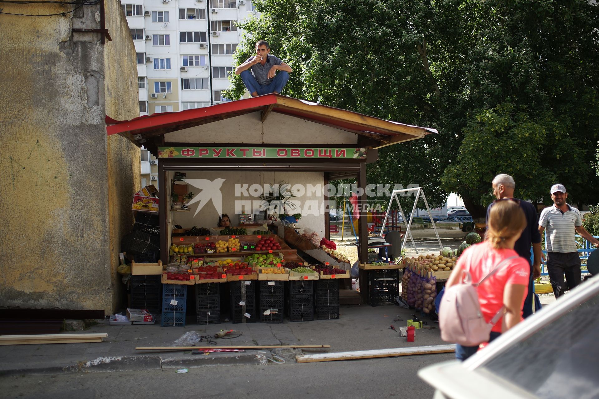 Новороссийск. Овощной киоск в жилом квартале