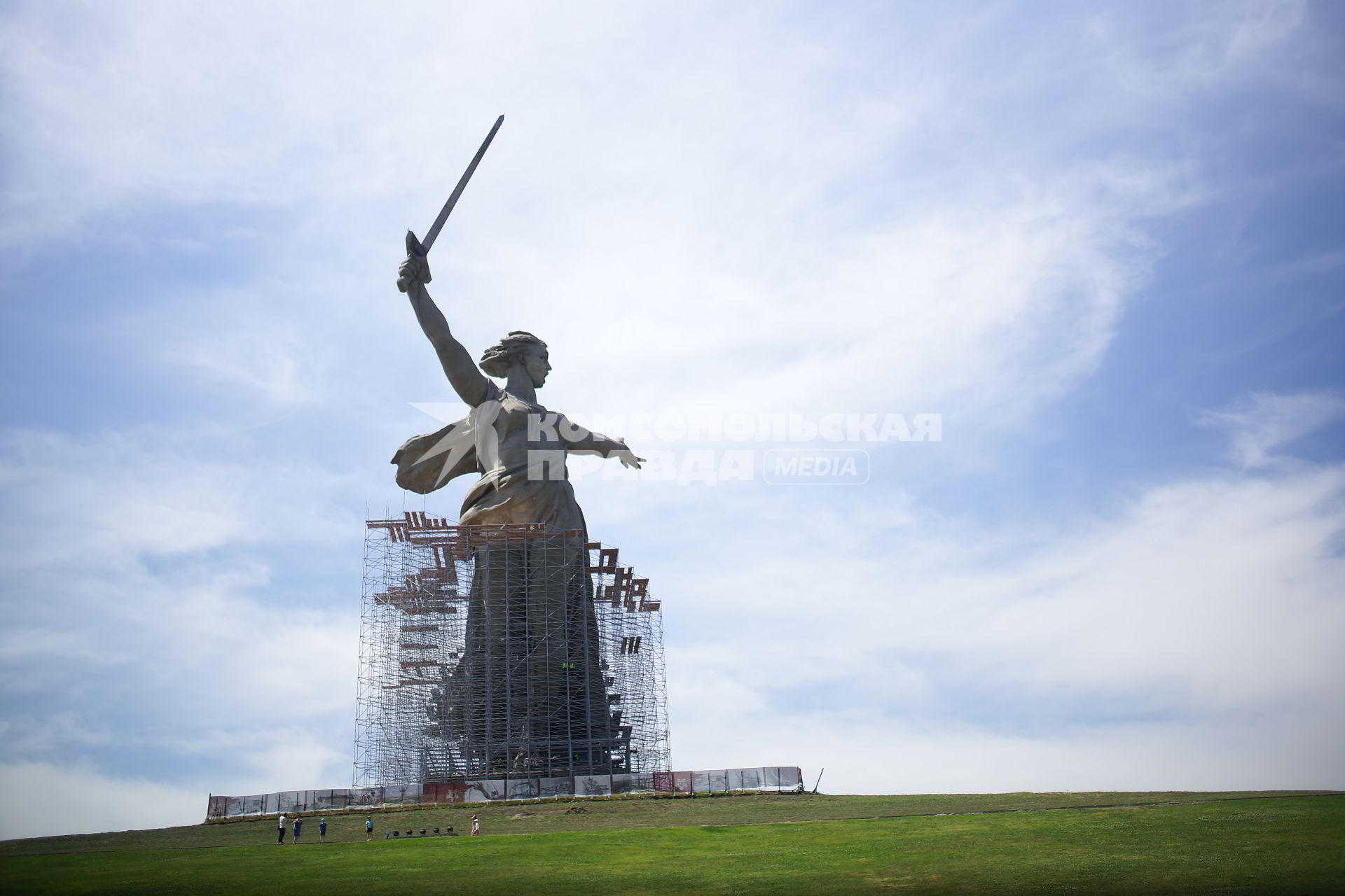 Волгоград. Памятник \'Родина-мать\' на Мамаевом кургане обнесенная строительными лесами для плановой реконструкции