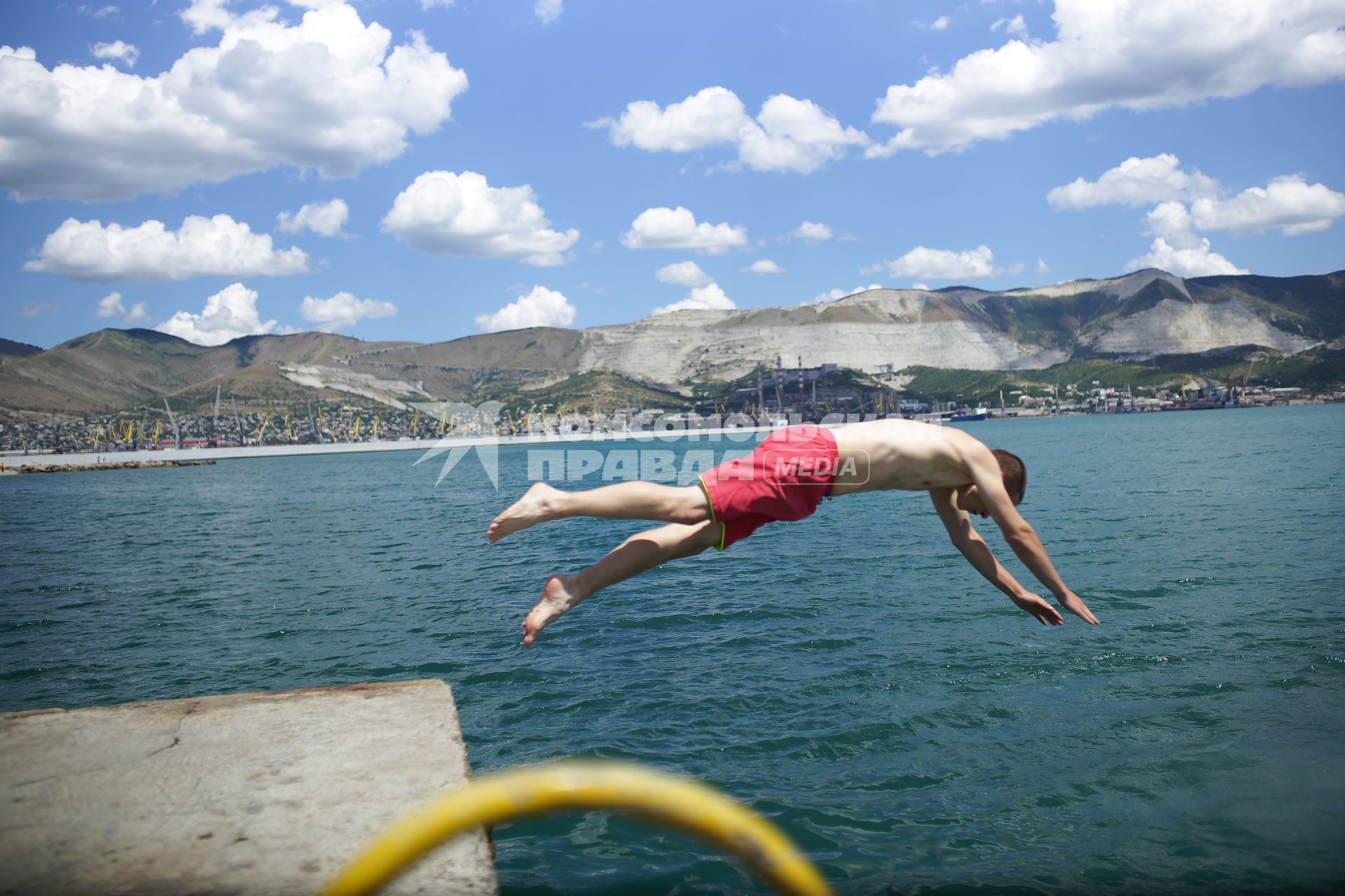 Новороссийск. Горожане купаются на берегу черного моря