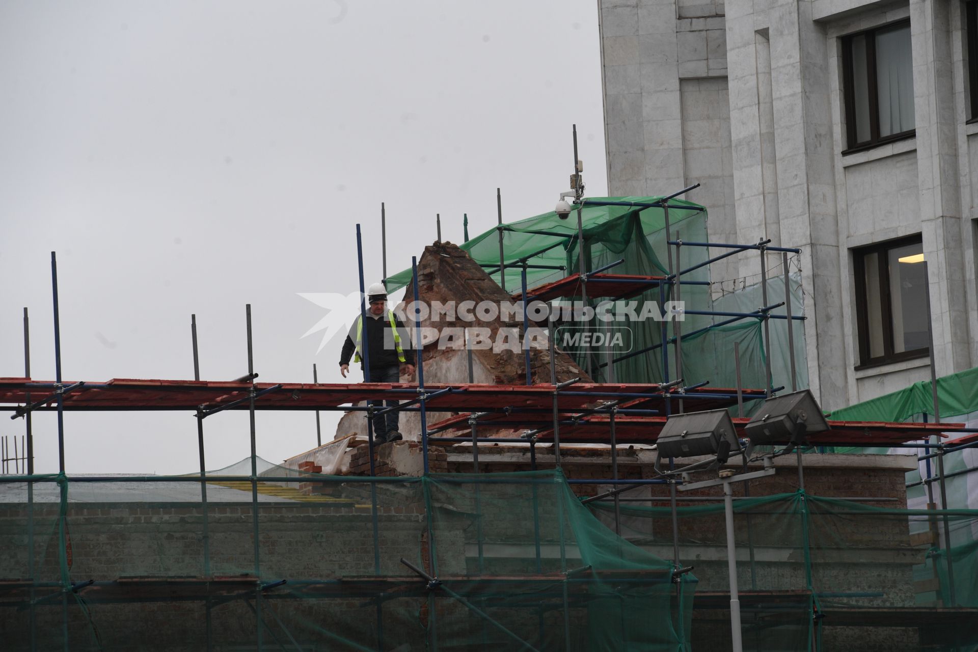 Москва. Здание кинотеатра `Художественный`на Арбатской площади во время реконструкции.