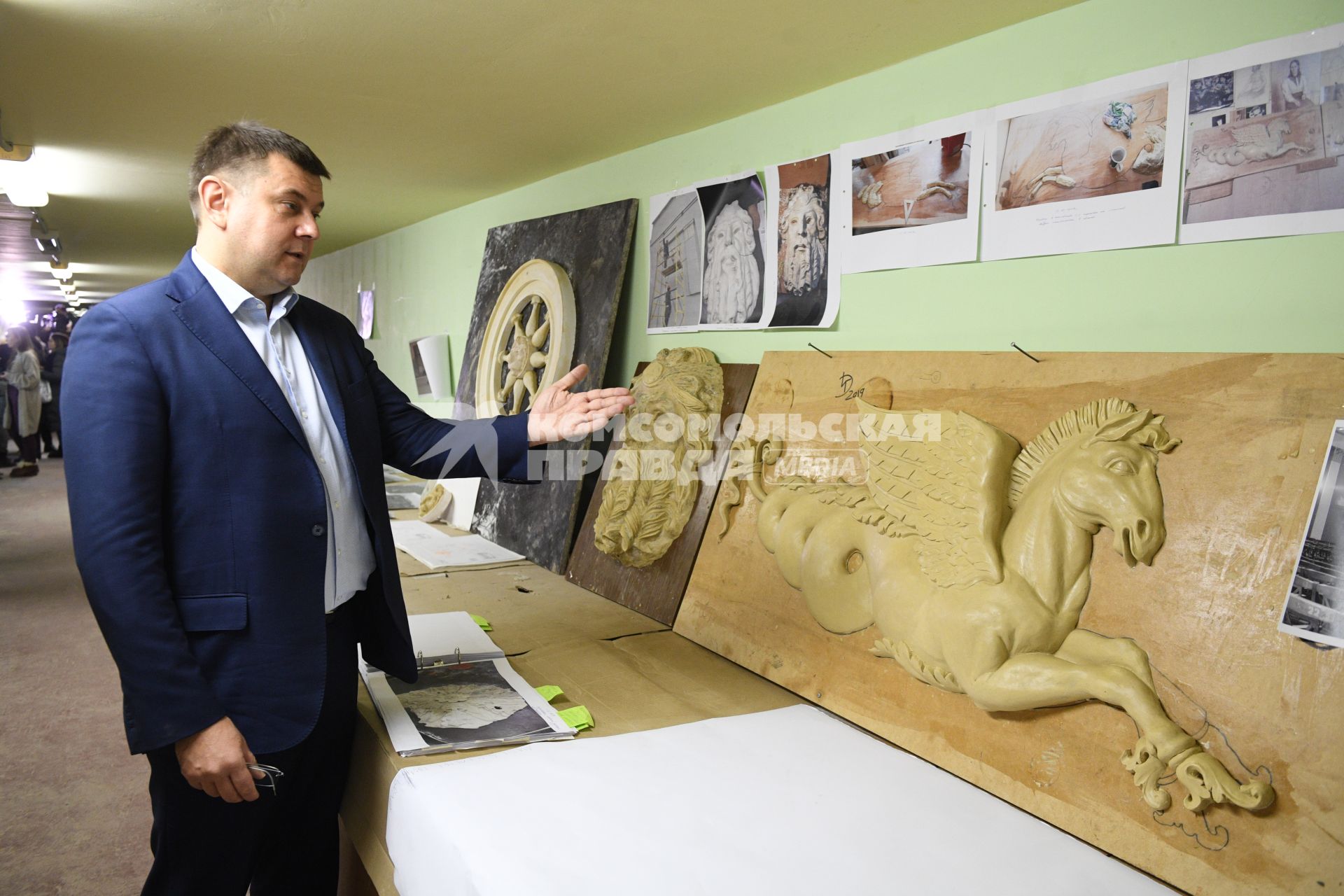 Москва. Мастер во  время реставрации декоративных элементов  кинотеатра `Художественный`.