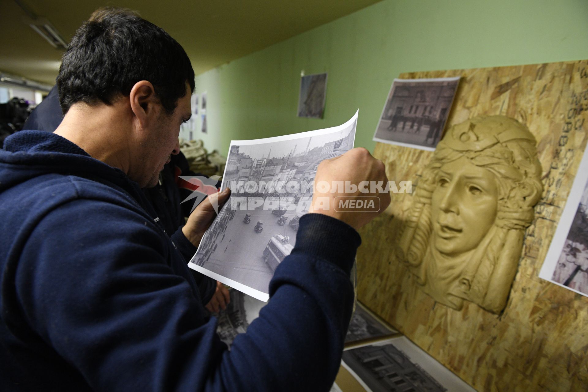 Москва.  Реставрация декоративных элементов  кинотеатра `Художественный`.