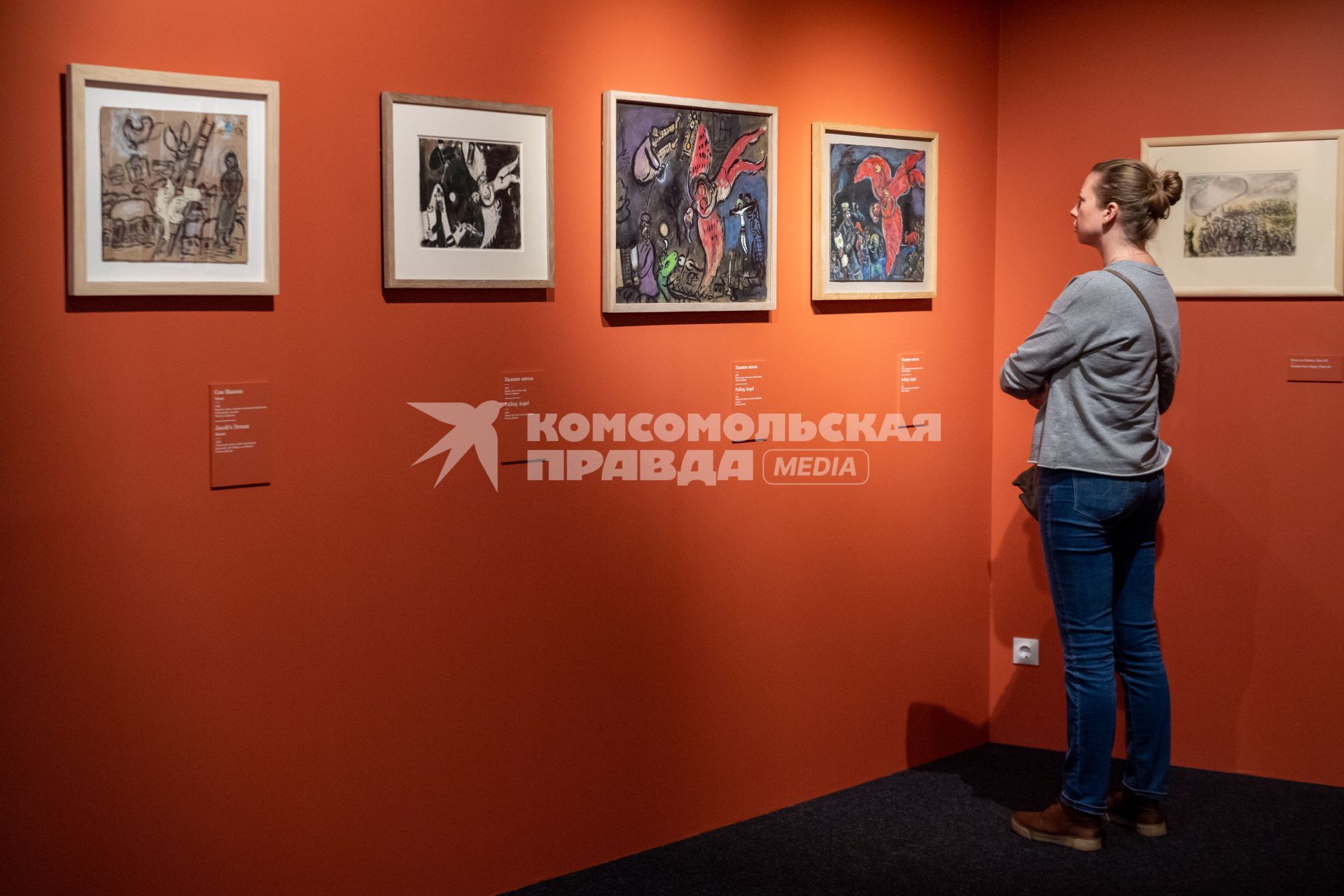 Московская облась, Истра.  Посетители в  `Музейно-выставочном комплексе Новый Иерусалим` на выставке работ Марка Шагала.