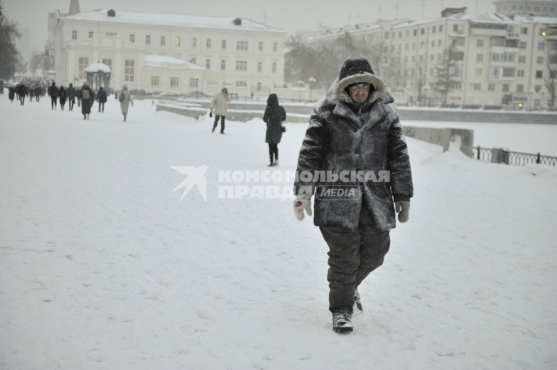 Екатеринбург. Жители города во время снегопада