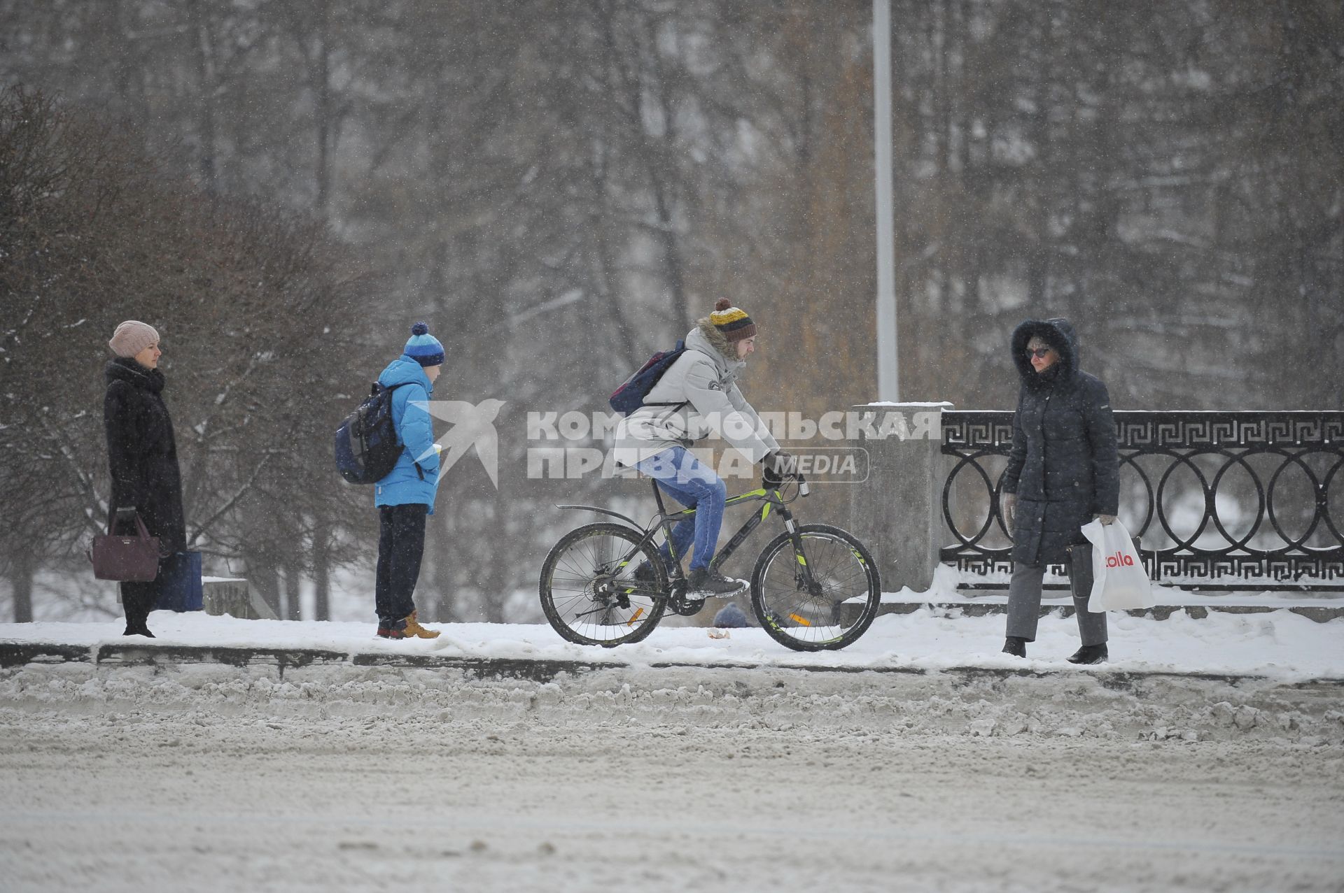 Екатеринбург. Мужчина едет на велосипеде во время снегопада