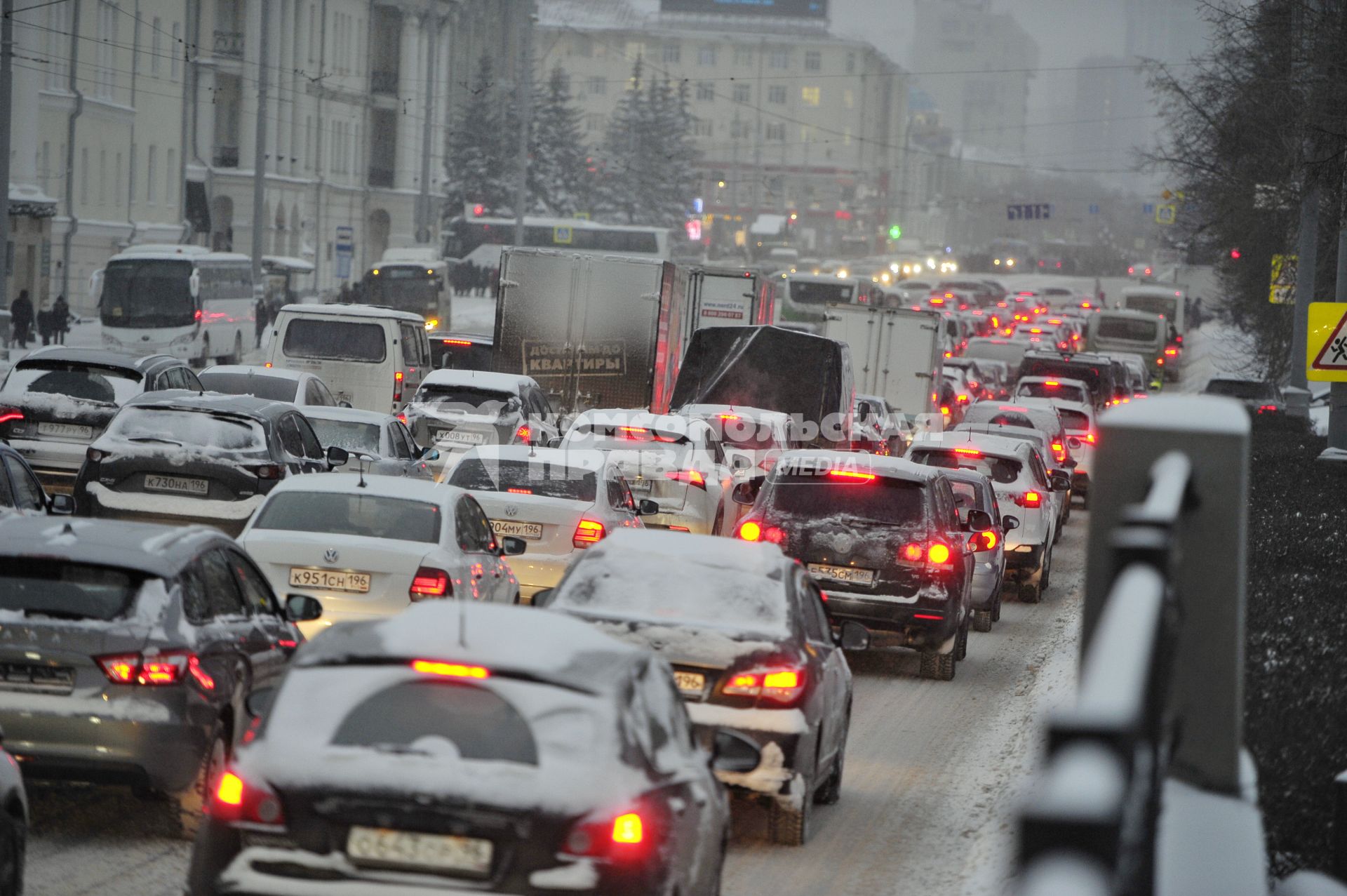 Екатеринбург. Автомобильные проби во время снегопада