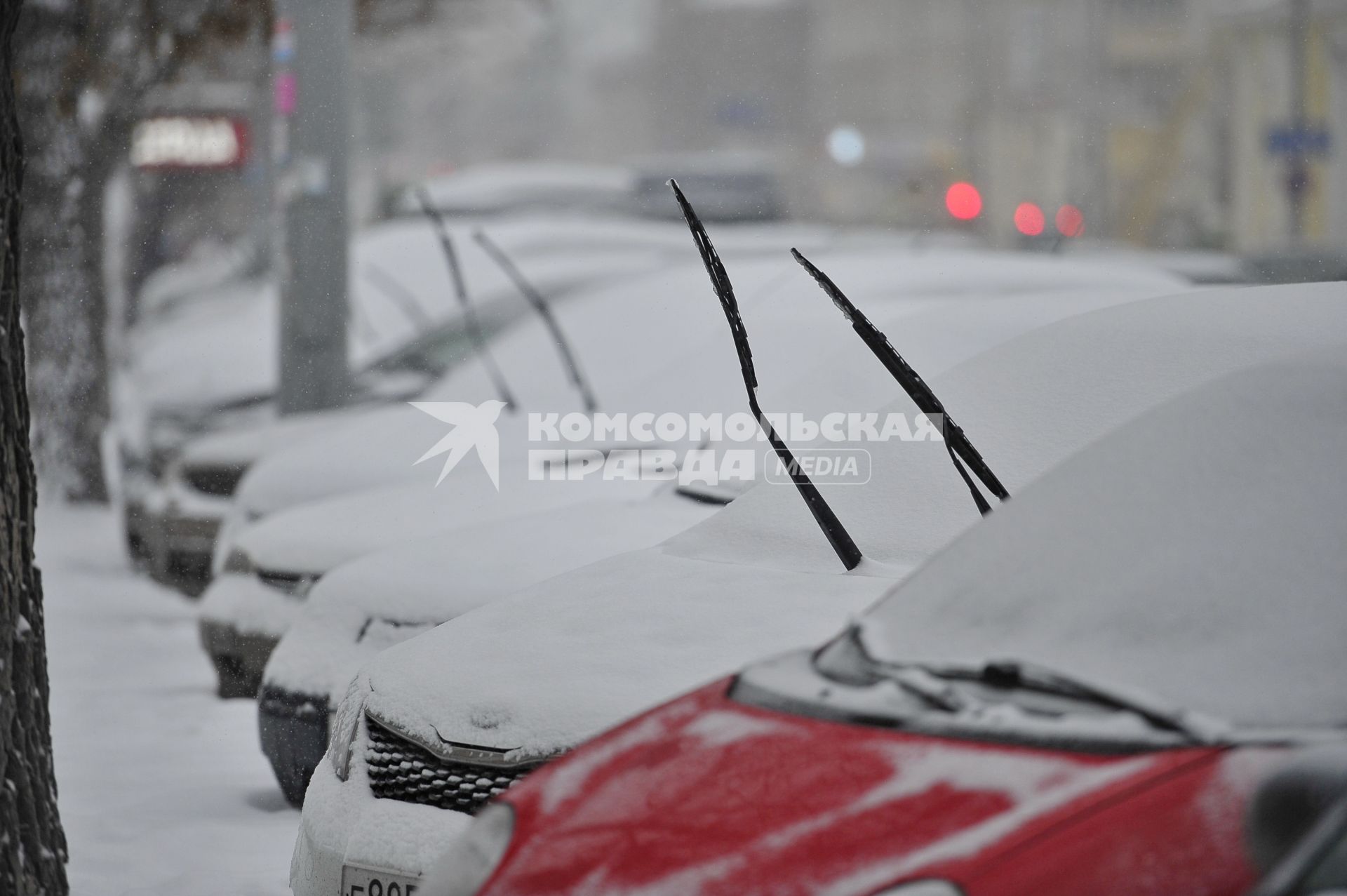 Екатеринбург. автомобили с отведенными дворниками во время снегопада