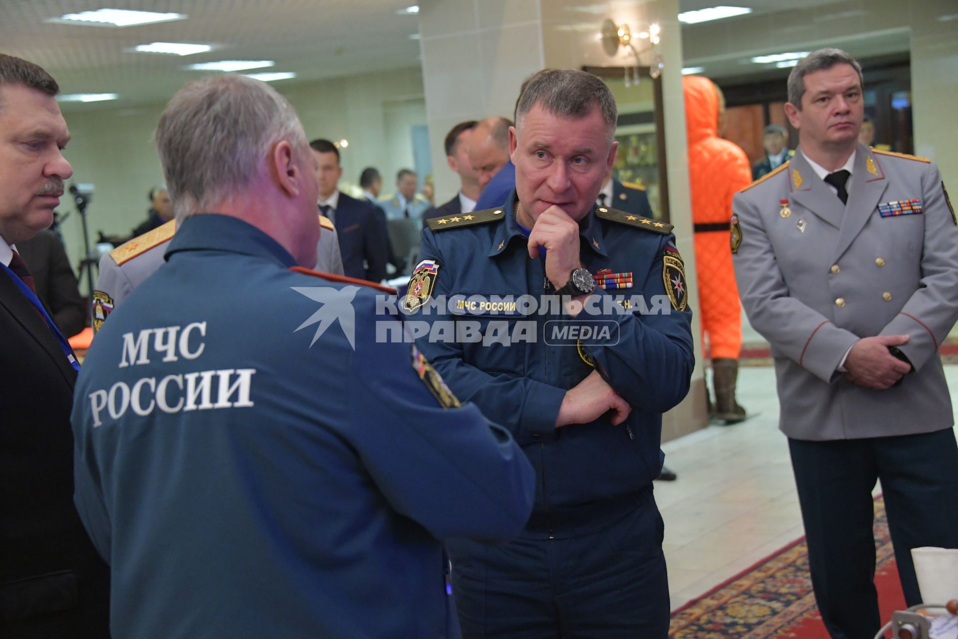 Москва. Глава МЧС Евгений Зиничев (в центре) во время награждения   победителей  XI Всероссийского фестиваля `Созвездие мужества ` в Академии МЧС.