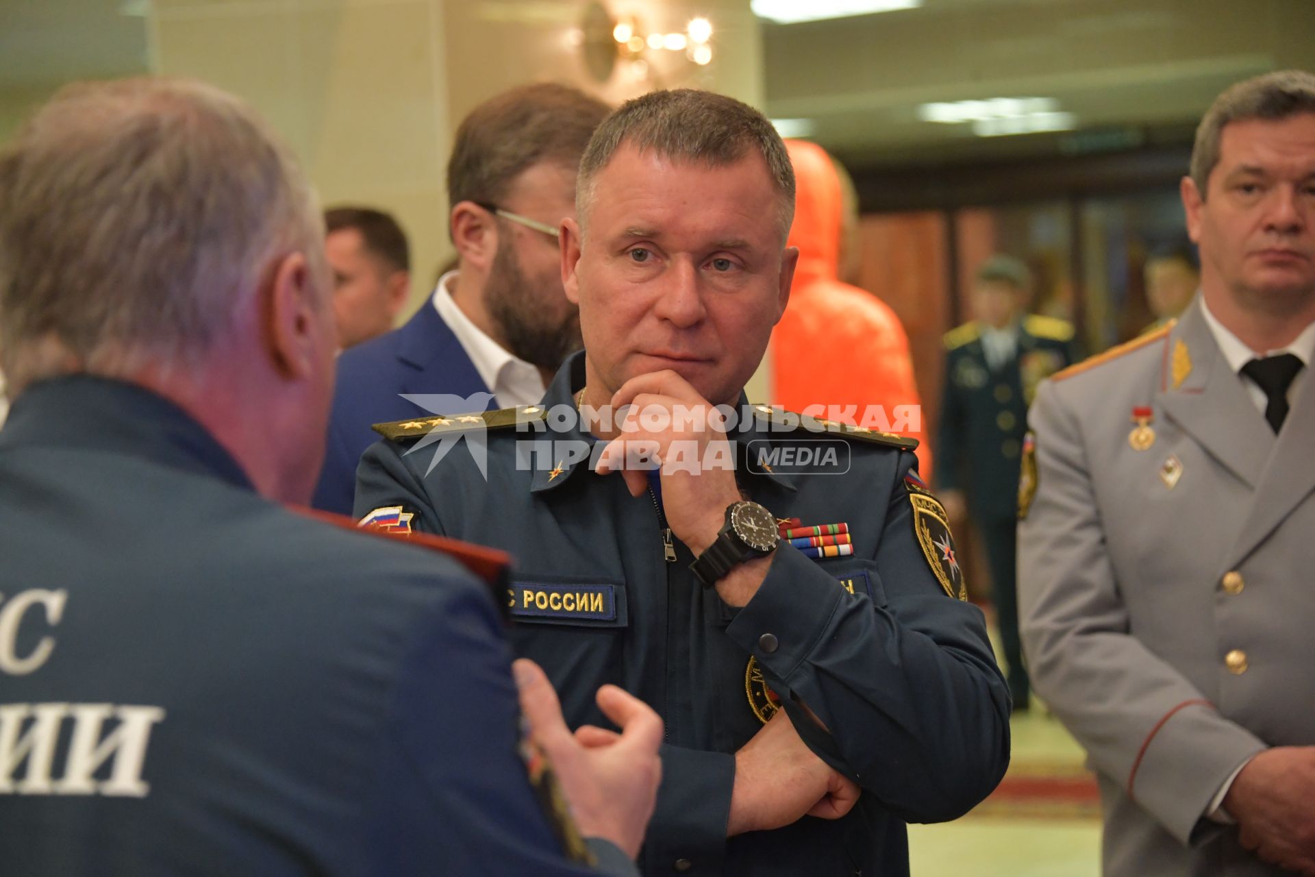 Москва. Глава МЧС Евгений Зиничев (в центре) во время награждения   победителей  XI Всероссийского фестиваля `Созвездие мужества ` в Академии МЧС.