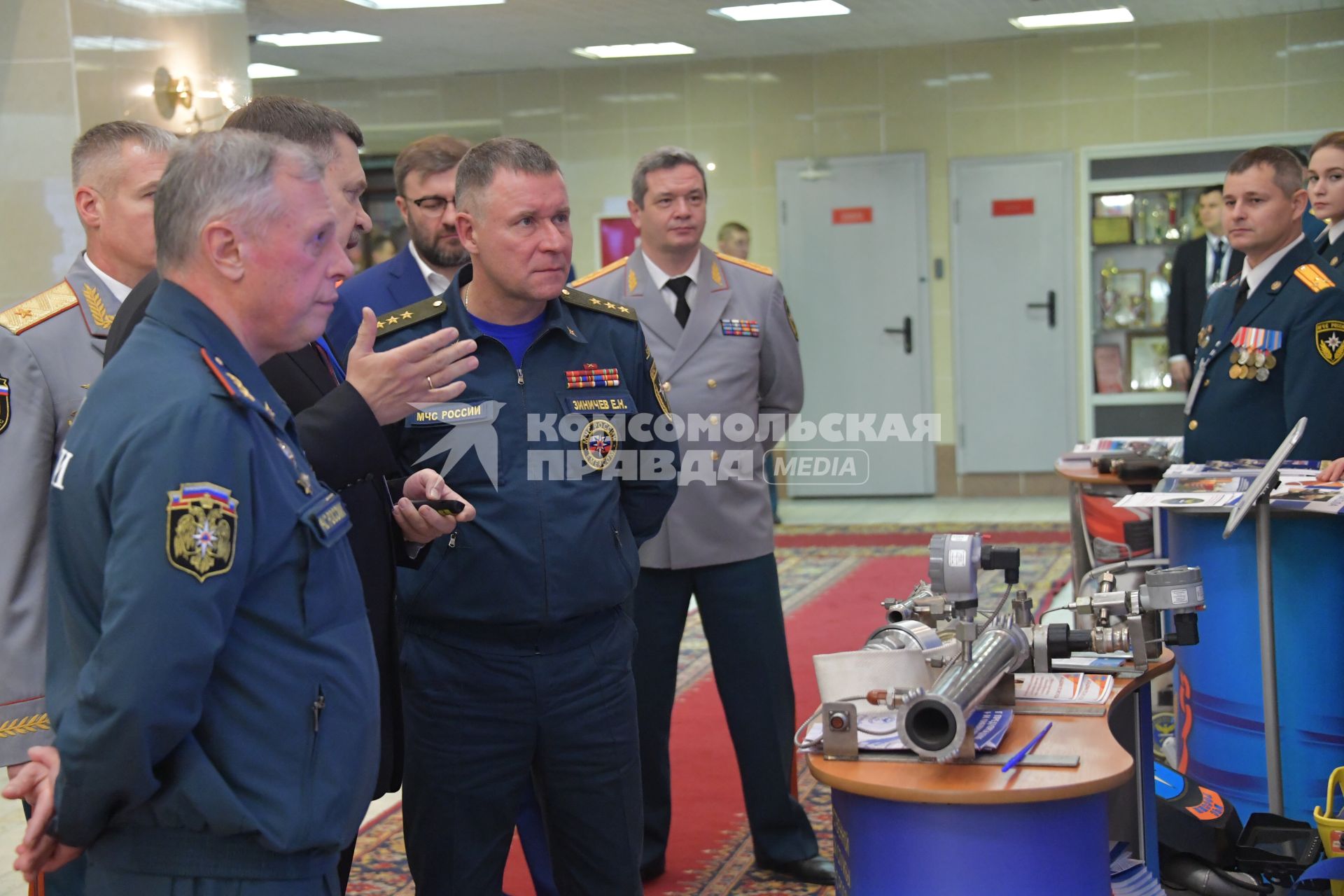 Москва. Глава МЧС Евгений Зиничев (в центре) во время награждения   победителей  XI Всероссийского фестиваля `Созвездие мужества ` в Академии МЧС.