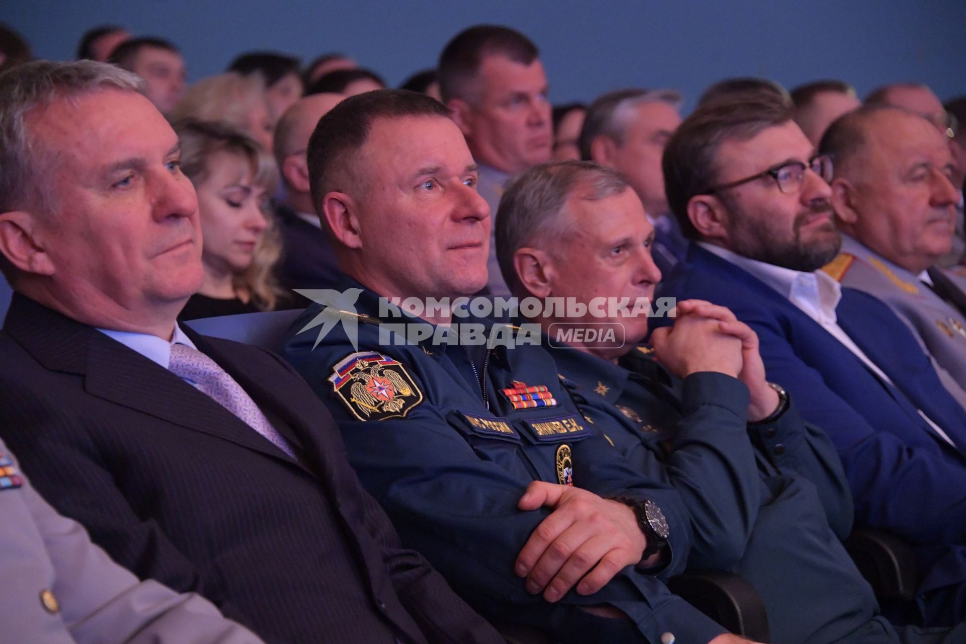 Москва. Глава МЧС Евгений Зиничев (в центре) во время награждения   победителей  XI Всероссийского фестиваля `Созвездие мужества ` в Академии МЧС.