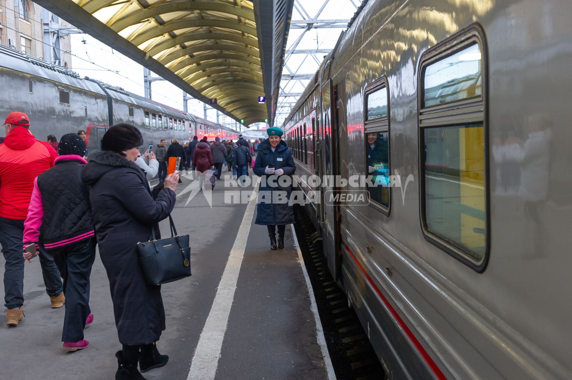 Санкт-Петербург. Пассажиры перед отправлением  первого пассажирского поезда из Санкт-Петербурга в Севастополь через Крымский мост.