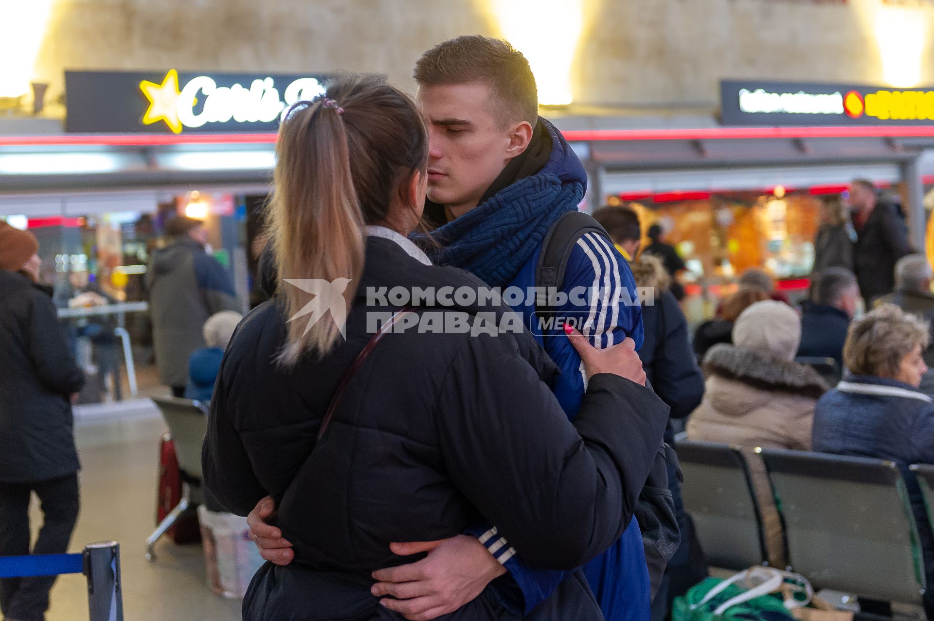 Санкт-Петербург. Пассажиры  в зале ожидания  Московского вокзала в Санкт-Петербурге.