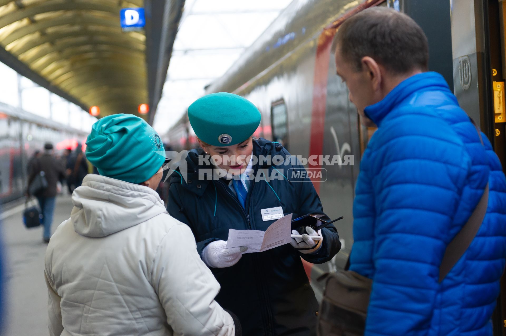 Санкт-Петербург. Пассажиры перед отправлением  первого пассажирского поезда из Санкт-Петербурга в Севастополь через Крымский мост.