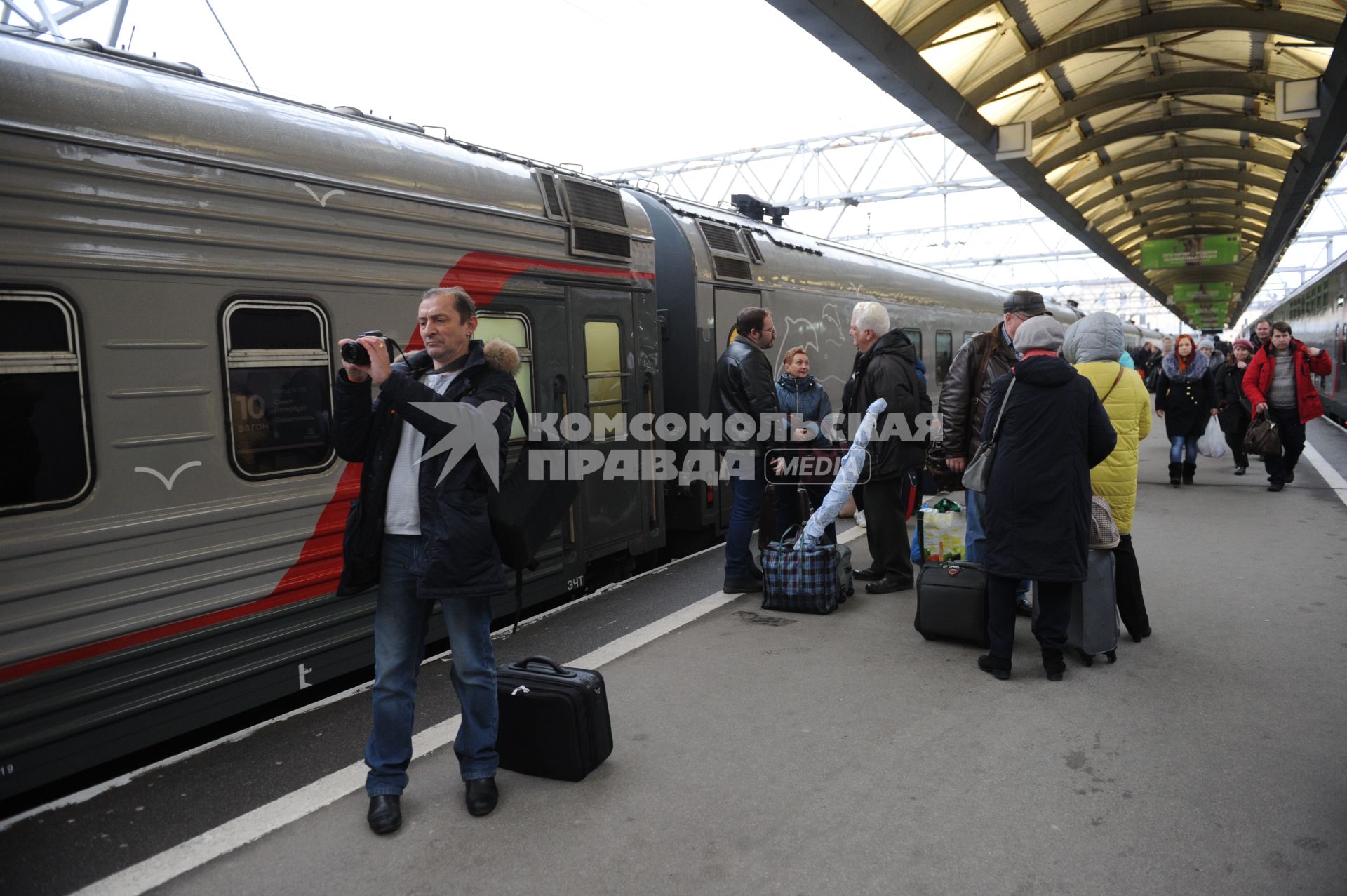 Санкт-Петербург. Пассажиры перед отправлением  первого пассажирского поезда из Санкт-Петербурга в Севастополь через Крымский мост.