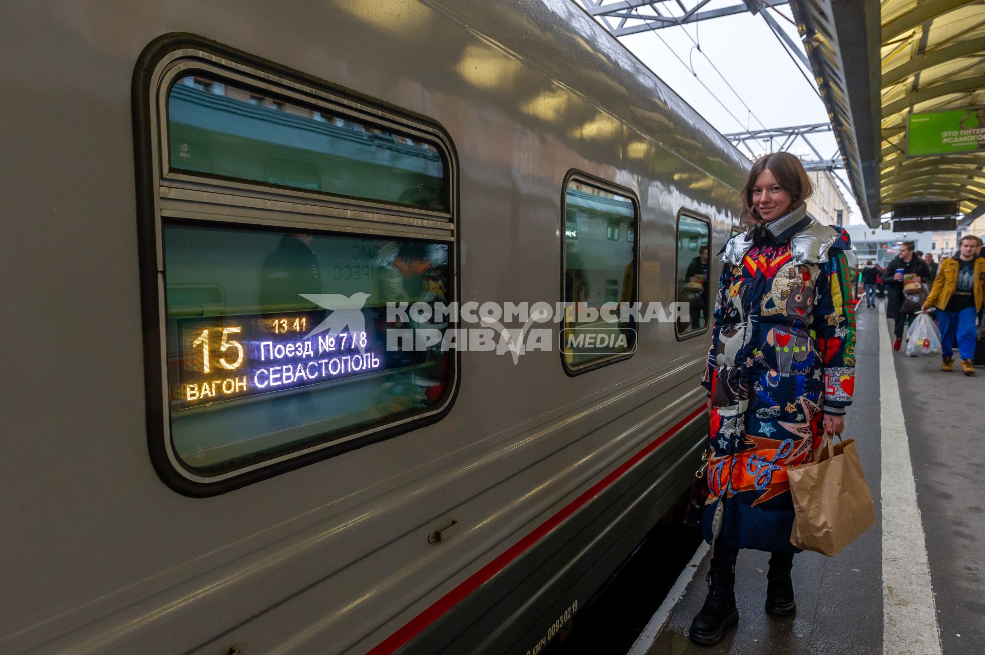 Санкт-Петербург. Пассажиры перед отправлением  первого пассажирского поезда из Санкт-Петербурга в Севастополь через Крымский мост.