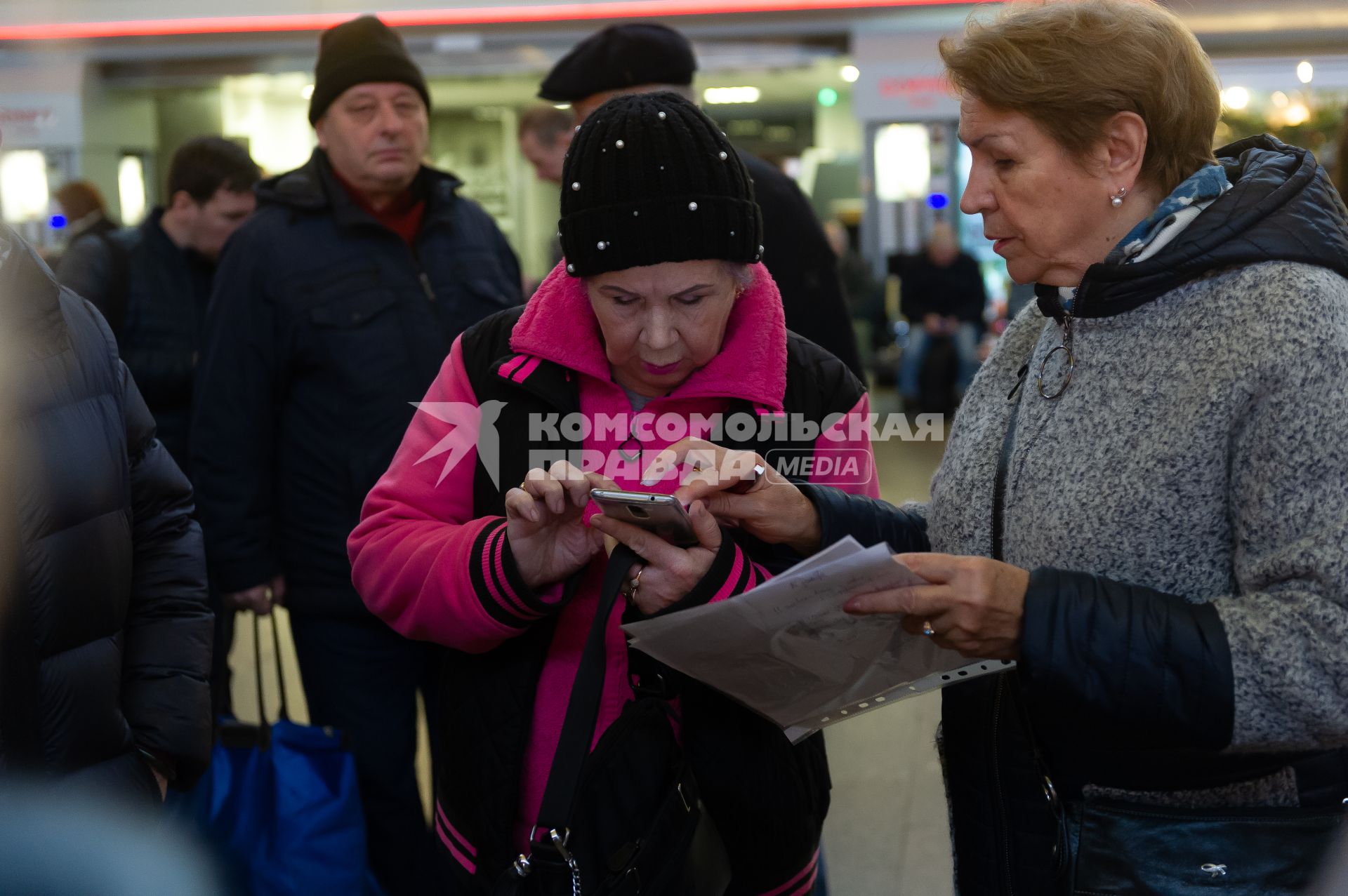 Санкт-Петербург. Пассажиры  в зале ожидания  Московского вокзала в Санкт-Петербурге.