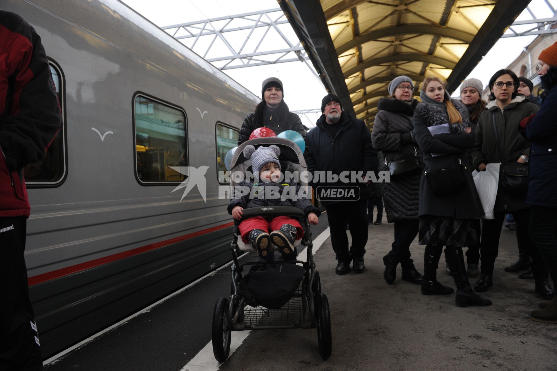 Санкт-Петербург. Пассажиры перед отправлением  первого пассажирского поезда из Санкт-Петербурга в Севастополь через Крымский мост.