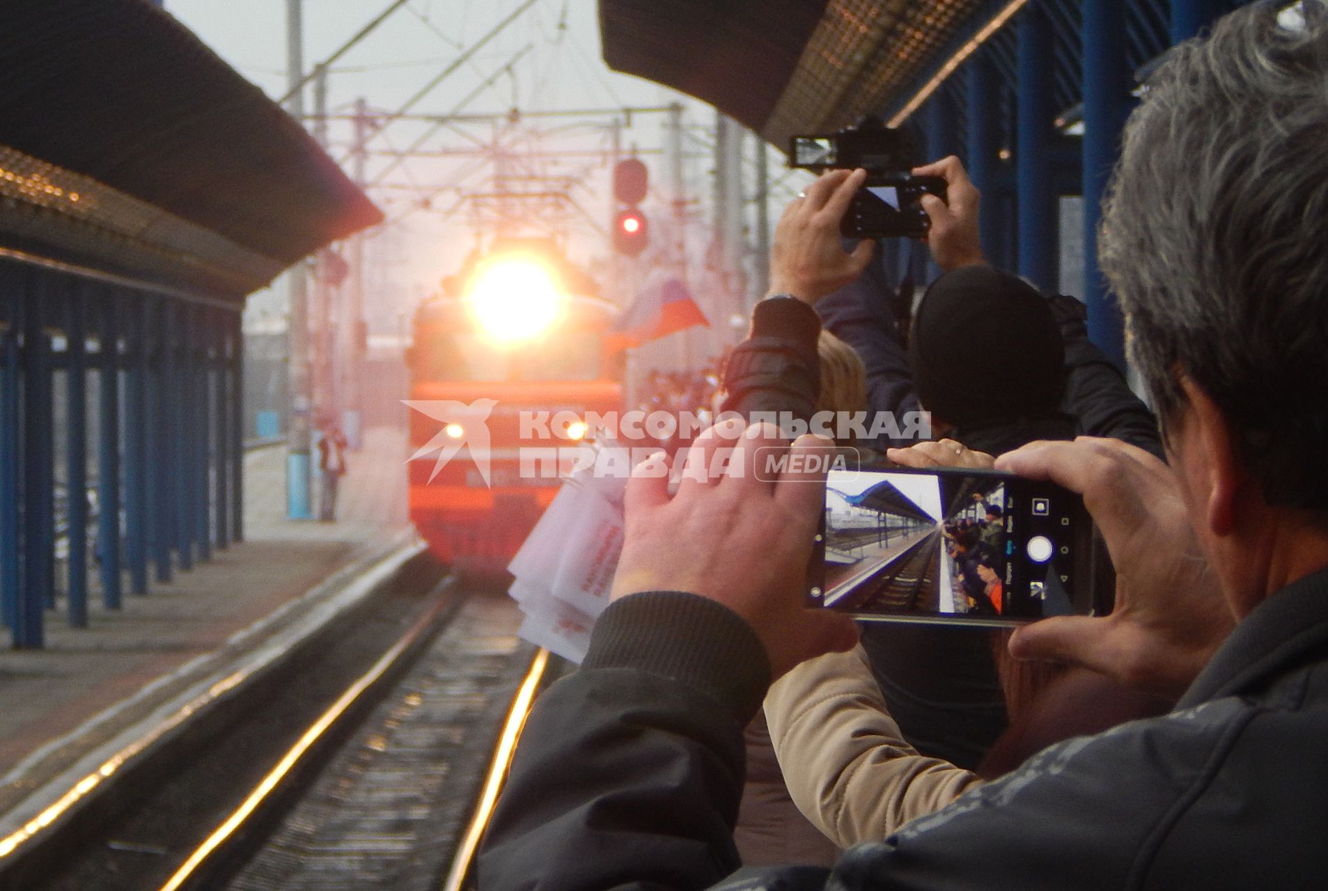 Севастополь. Встреча первого пассажирского  поезда `Таврия`, прибывшего из Санкт-Петербурга в Севастополь через Крымский мост.