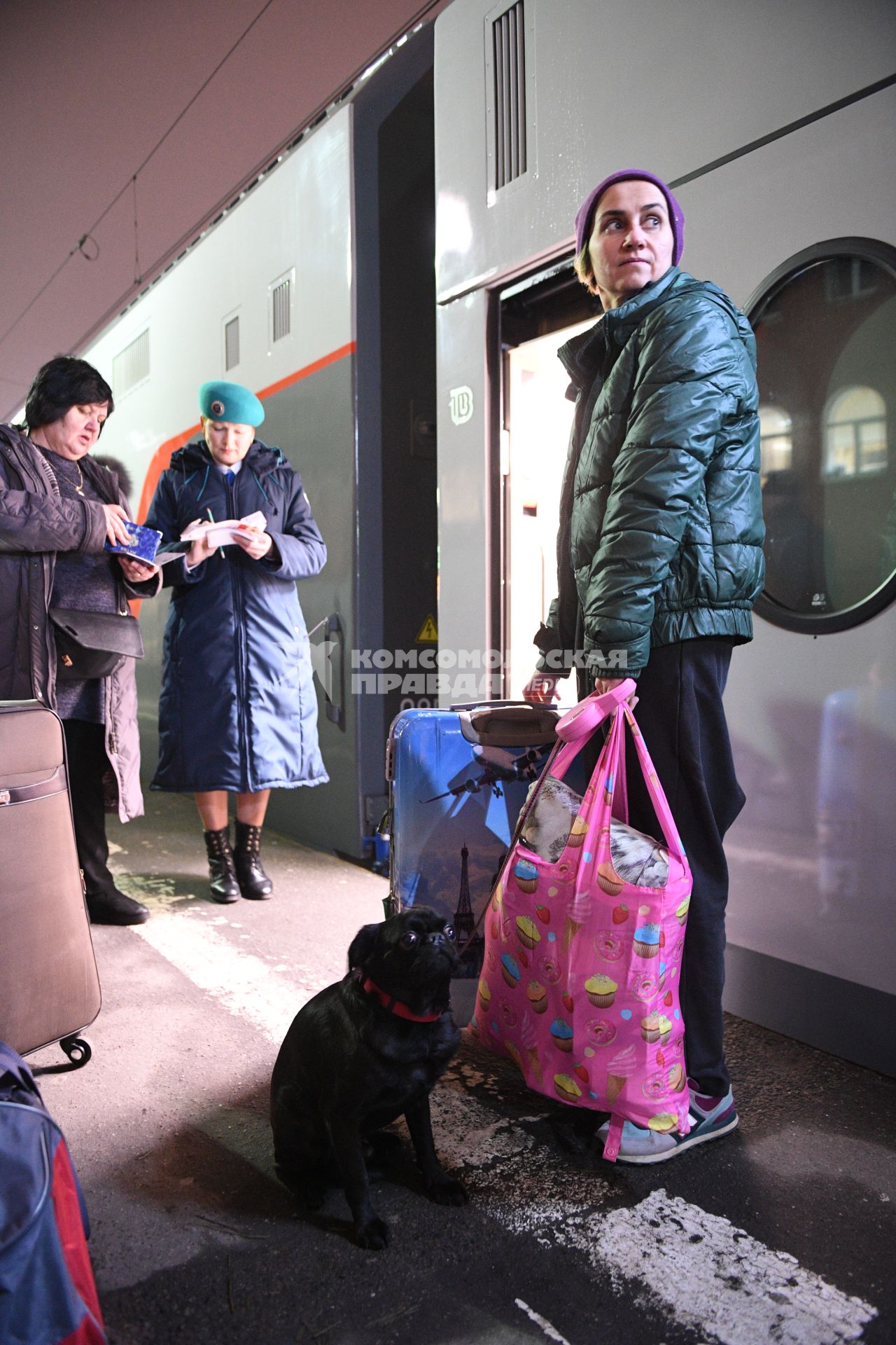 Москва. Пассажиры перед пасадкой в поезд  `Таврия`, следующего по маршруту Москва-Симферополь через Крымский мост, перед отправлением с Казанского вокзала.