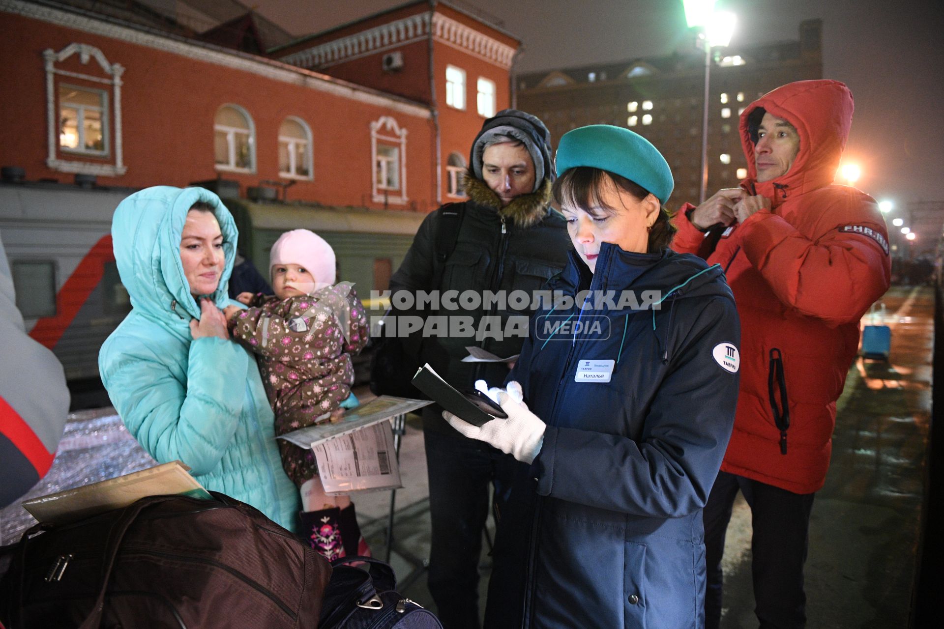 Москва. Пассажиры перед пасадкой в поезд  `Таврия`, следующего по маршруту Москва-Симферополь через Крымский мост, перед отправлением с Казанского вокзала.