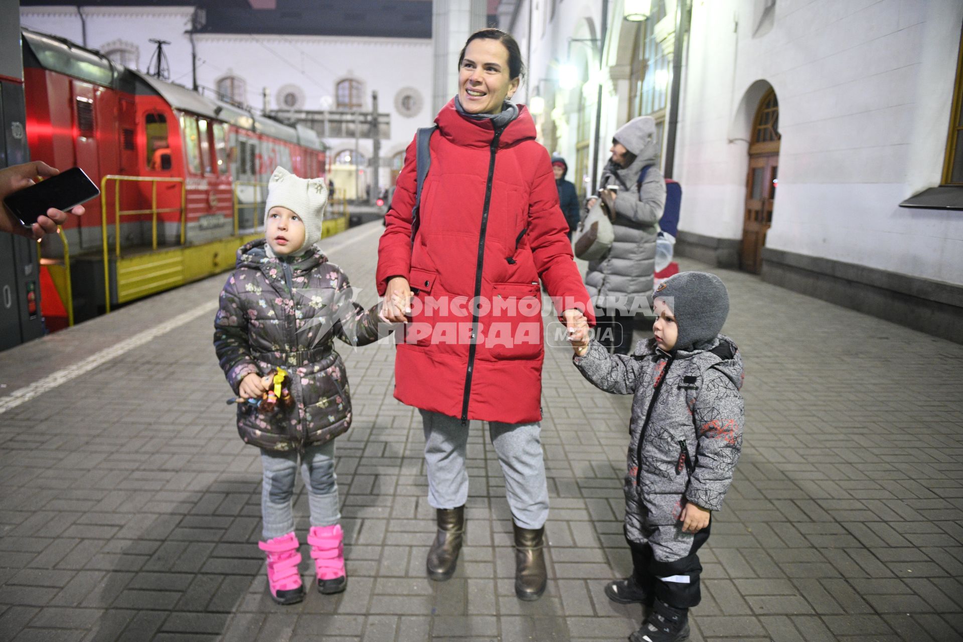 Москва. Женщина с детьми на перроне Казанского вокзала.