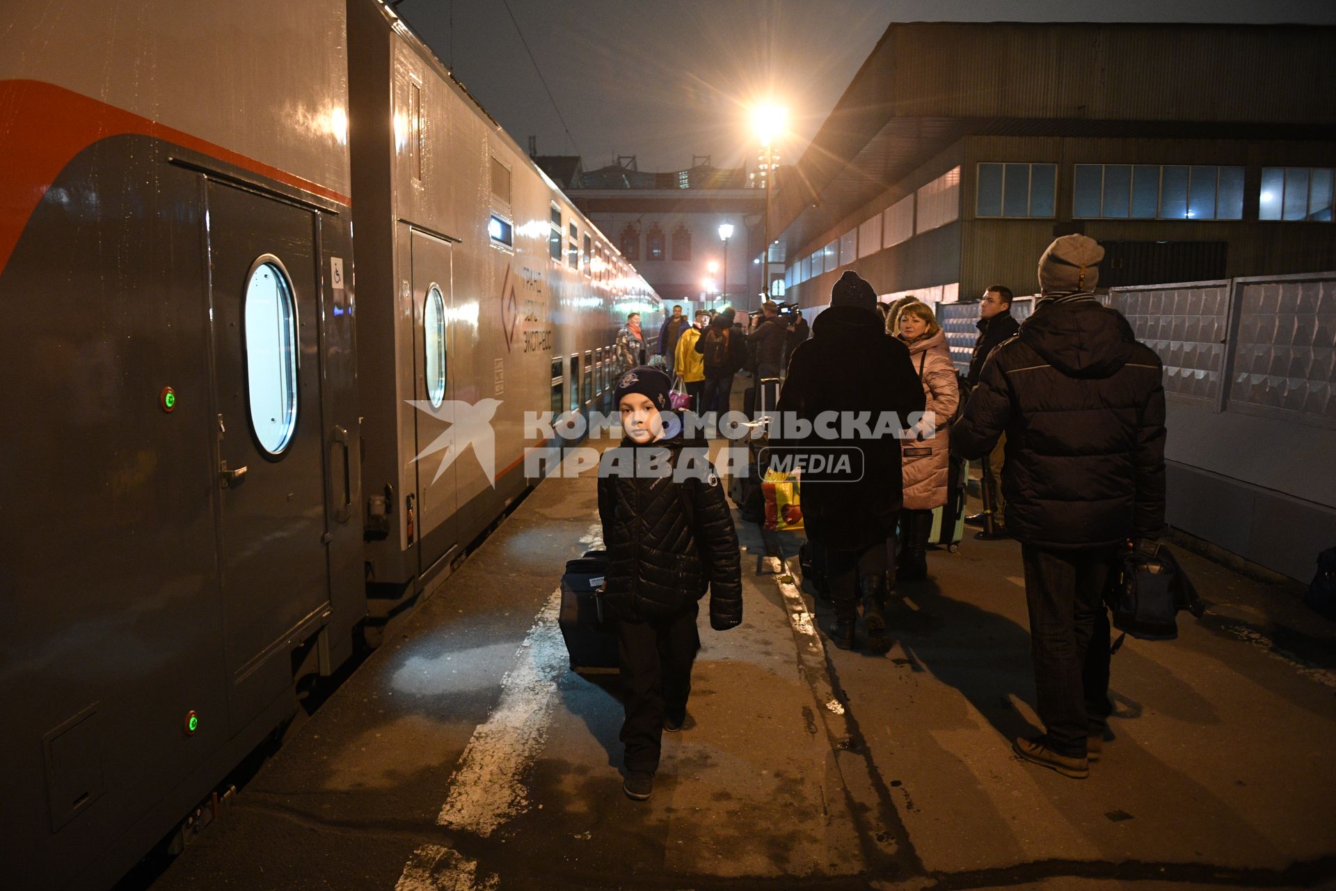 Москва. Пассажиры в ожидании посадки на пассажирский поезд `Таврия`, следующего по маршруту Москва-Симферополь через Крымский мост, на перроне Казанского вокзала.